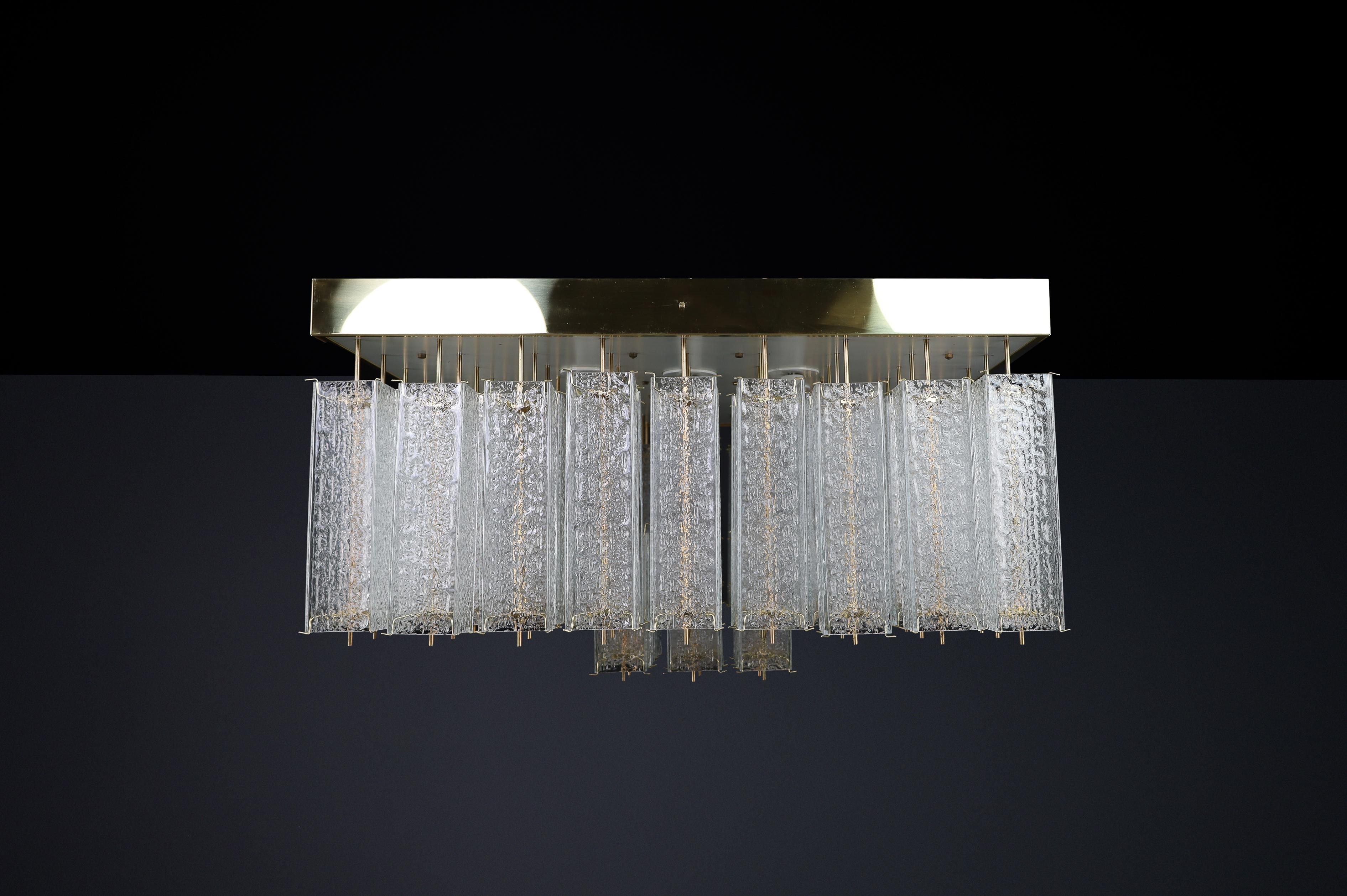 Monumental lustre bohémien des années 1960 en verre texturé et laiton. en vente 4