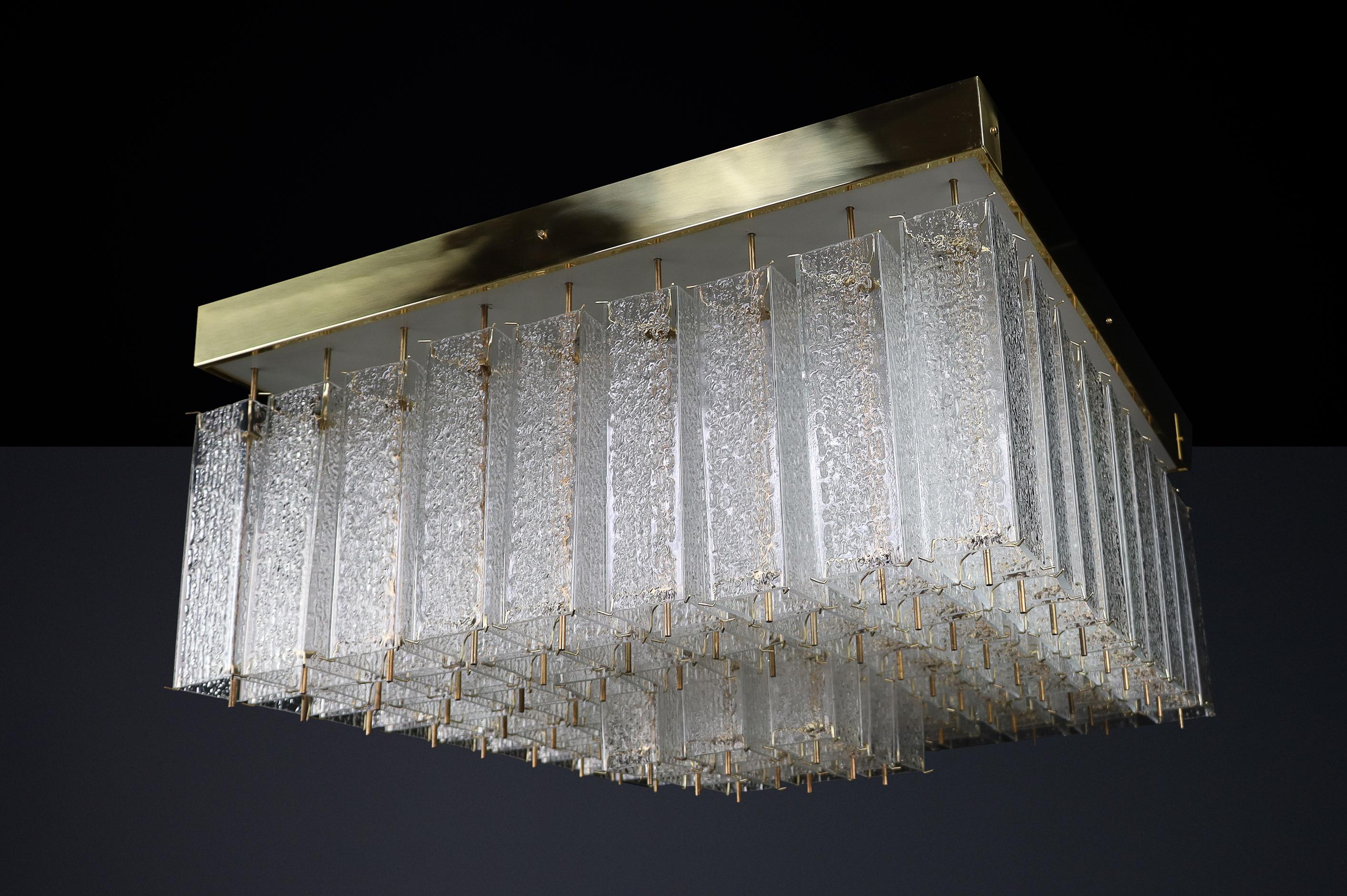Monumental lustre bohémien des années 1960 en verre texturé et laiton. en vente 5