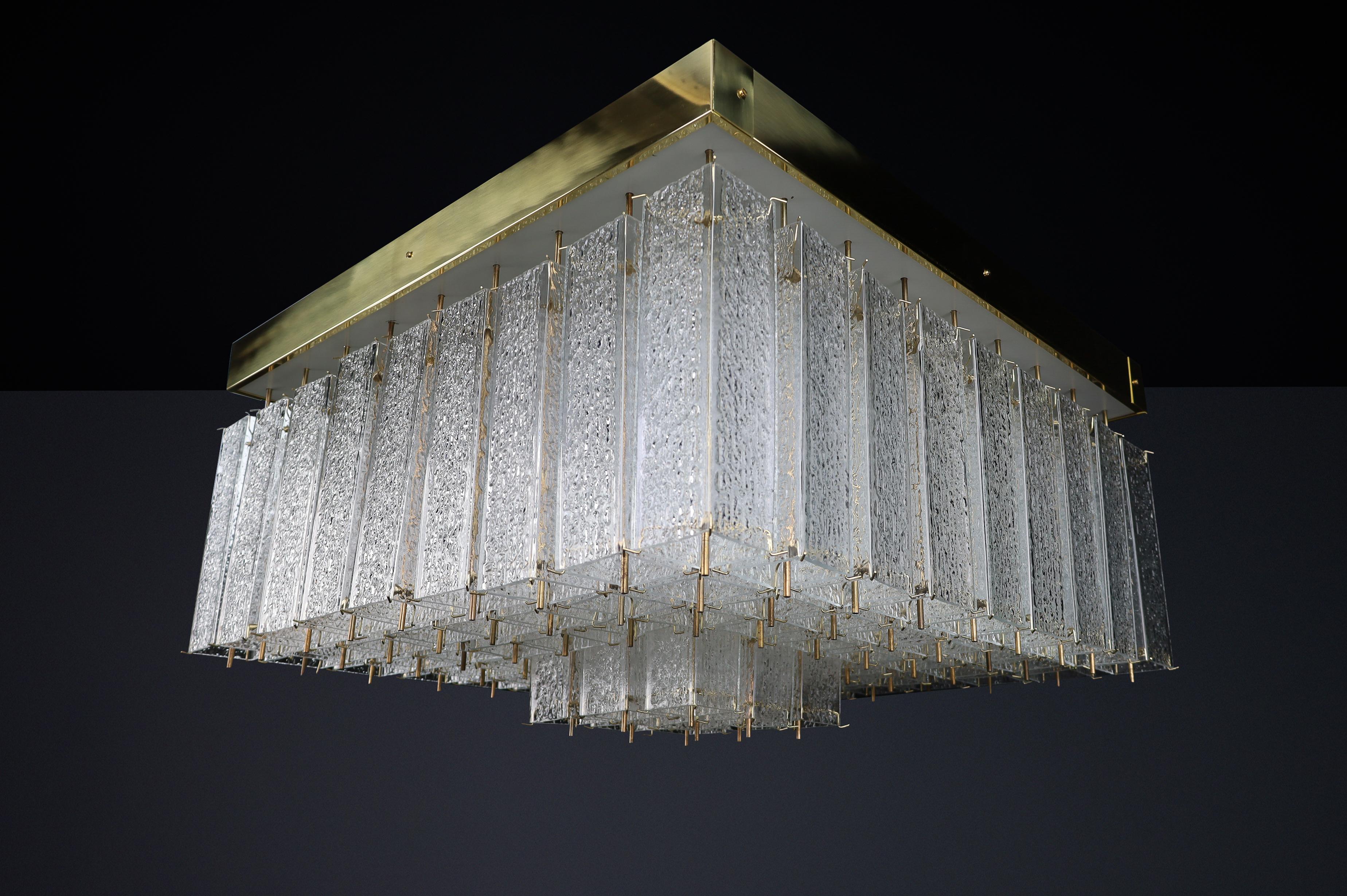 Monumental lustre bohémien des années 1960 en verre texturé et laiton. en vente 6