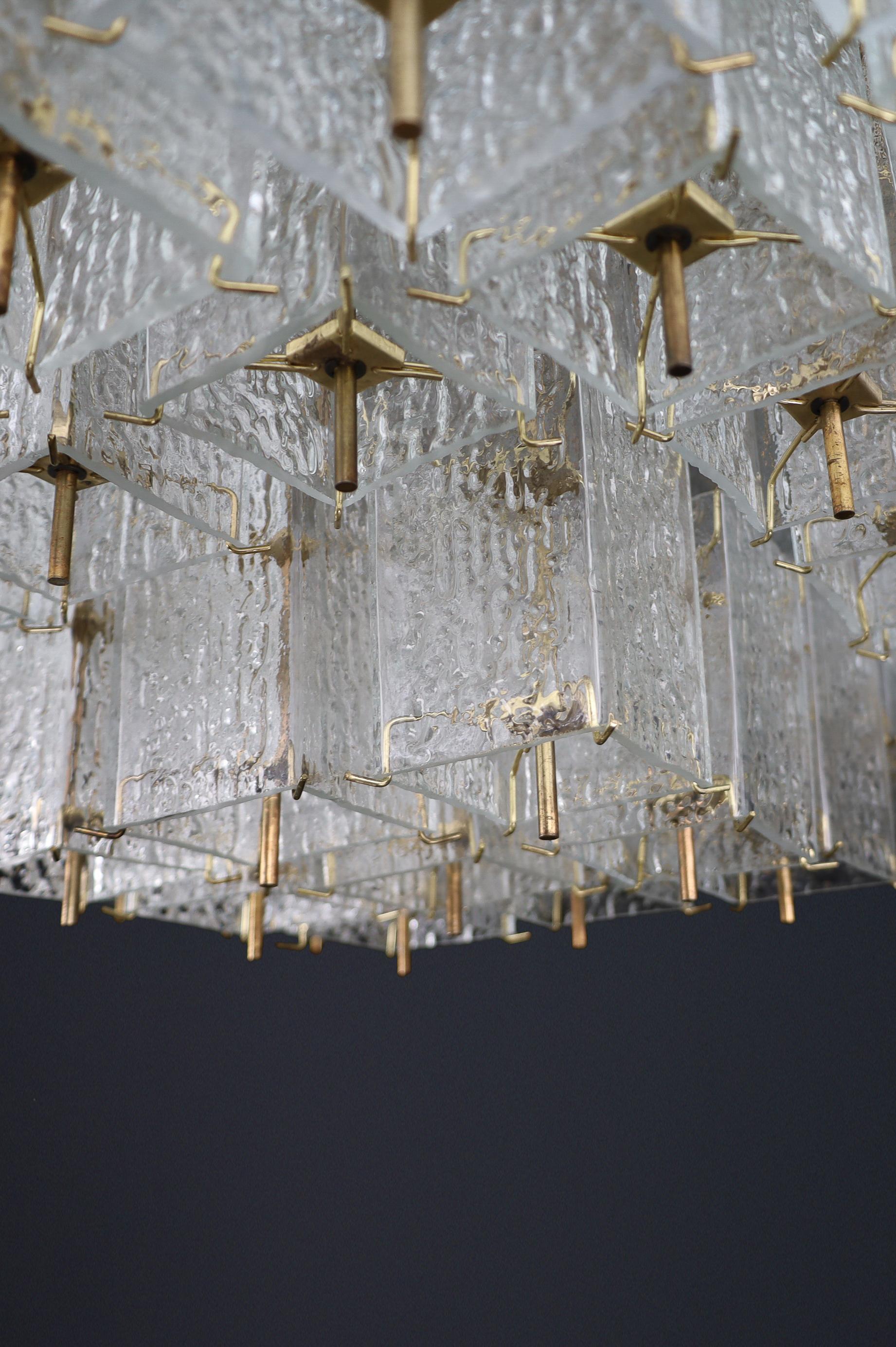Monumental lustre bohémien des années 1960 en verre texturé et laiton. en vente 7
