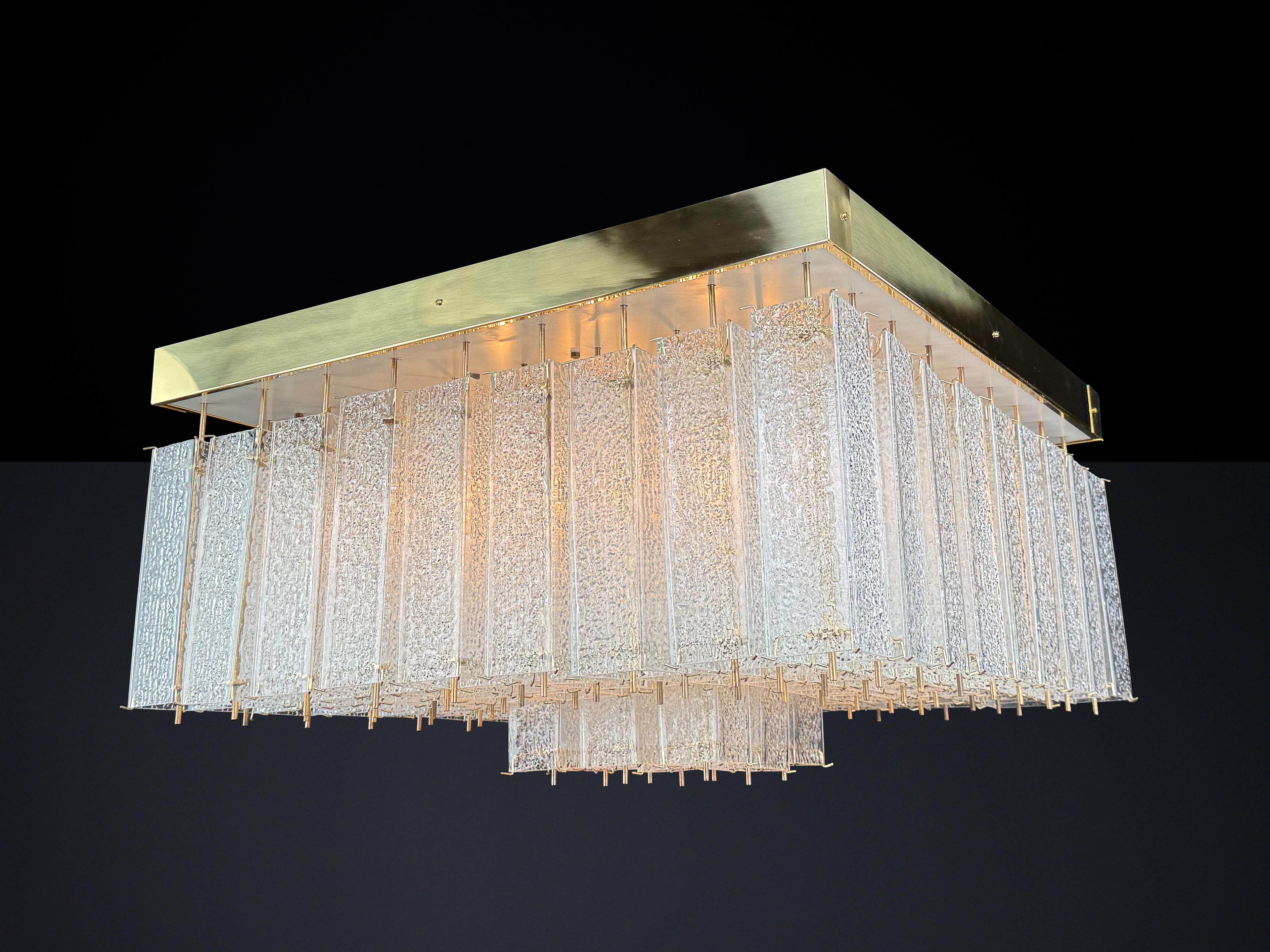 Monumental lustre bohémien des années 1960 en verre texturé et laiton. en vente 10