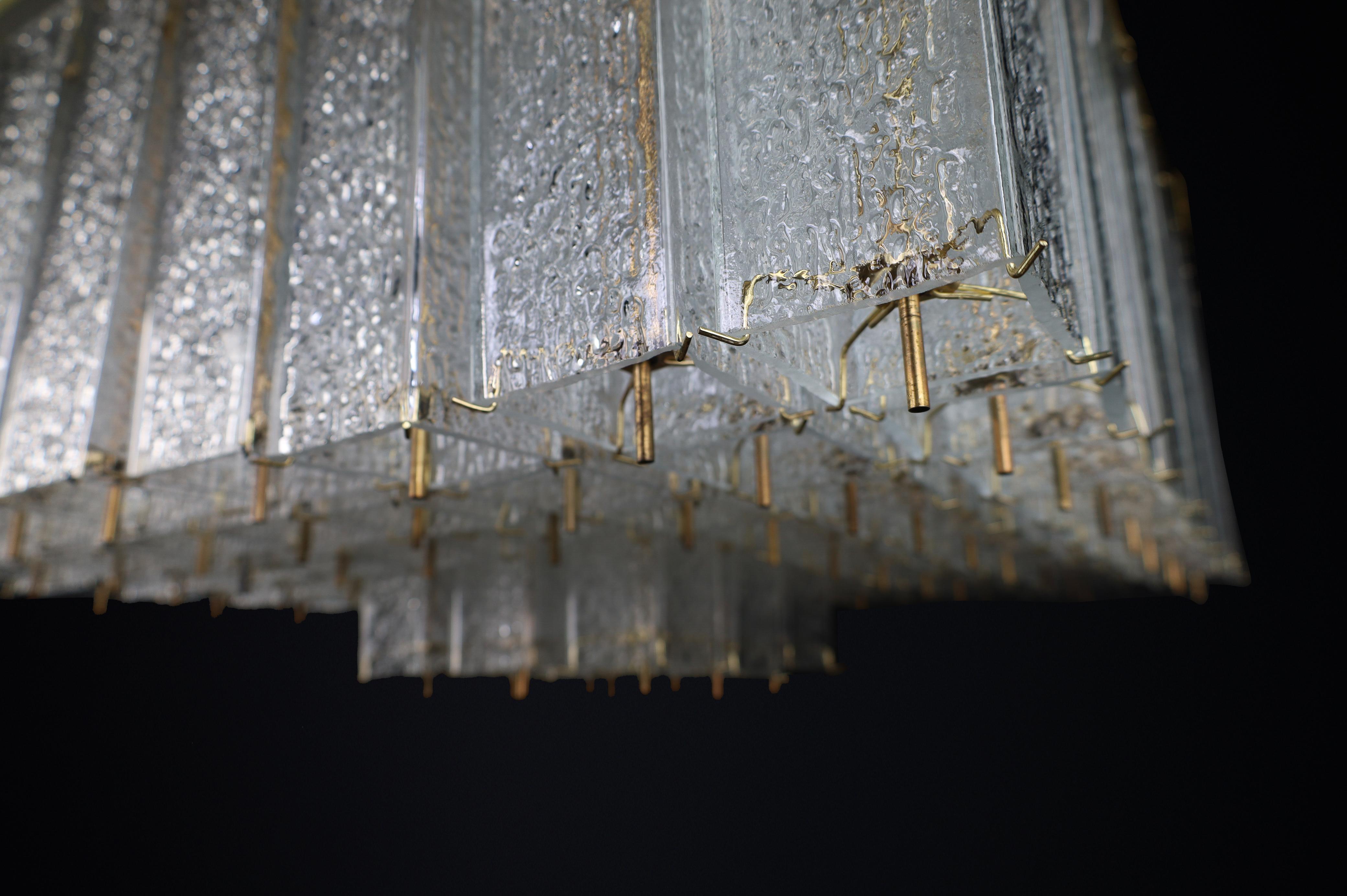 Monumental lustre bohémien des années 1960 en verre texturé et laiton. en vente 12