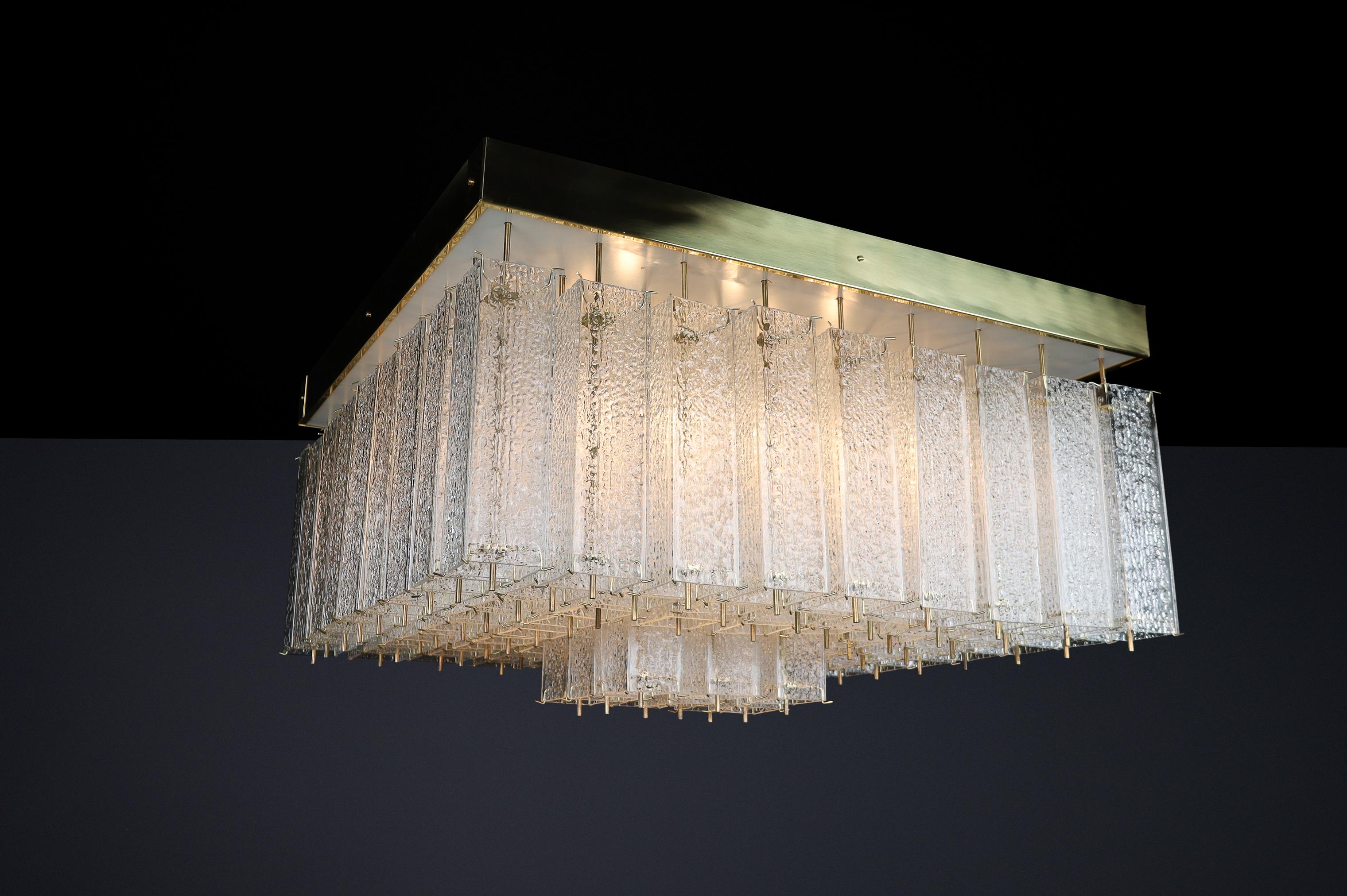 Monumental Lustre Bohémien des années 1960 en verre texturé et laiton - 12 Disponible


Exceptionnel et monumental lustre encastré de Bohème, fabriqué à Prague dans les années 1960. Ce luminaire impressionnant se compose d'un cadre carré en laiton