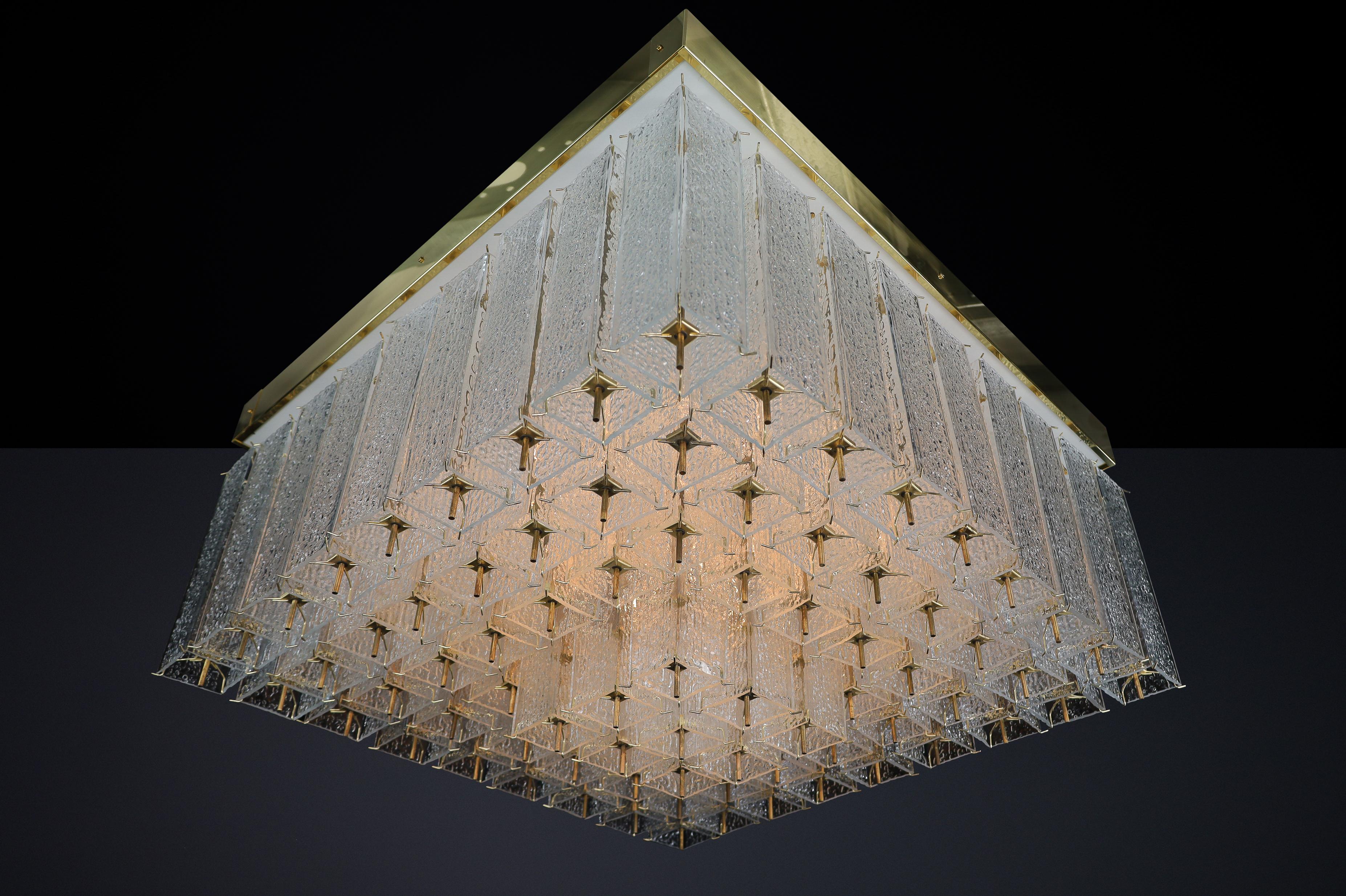 Monumental lustre bohémien des années 1960 en verre texturé et laiton. Bon état - En vente à Almelo, NL