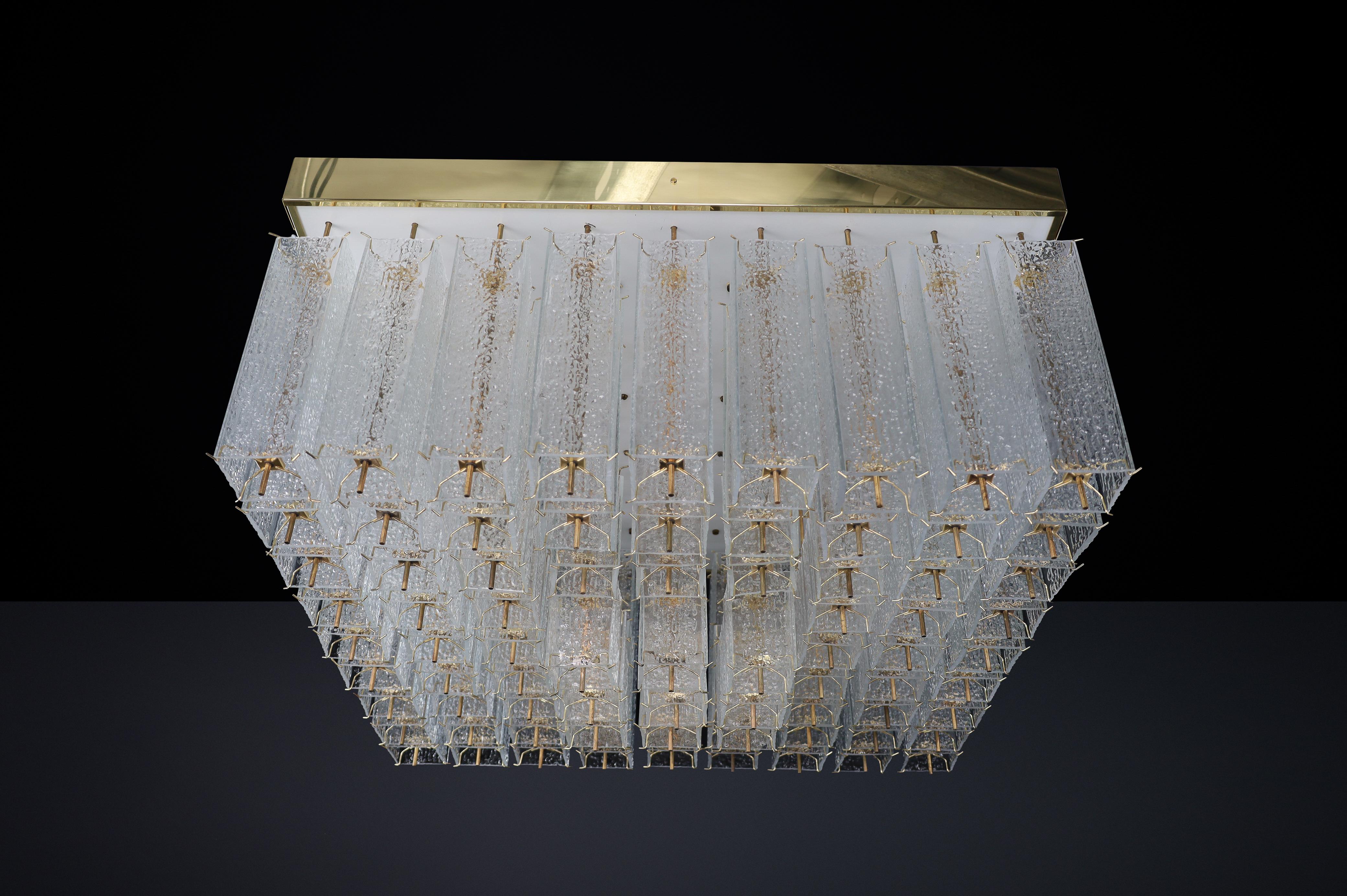 20ième siècle Monumental lustre bohémien des années 1960 en verre texturé et laiton. en vente