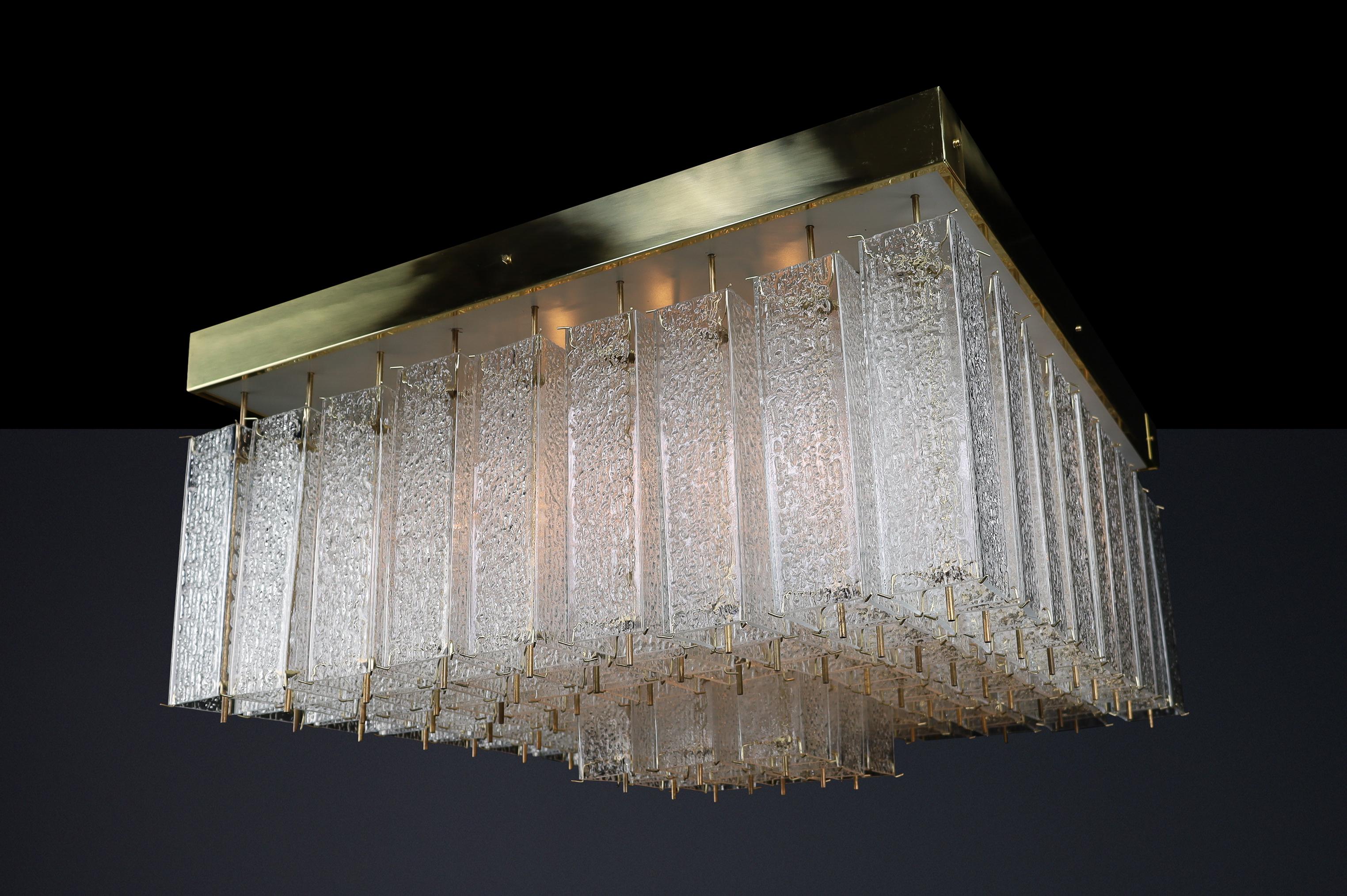Métal Monumental lustre bohémien des années 1960 en verre texturé et laiton. en vente