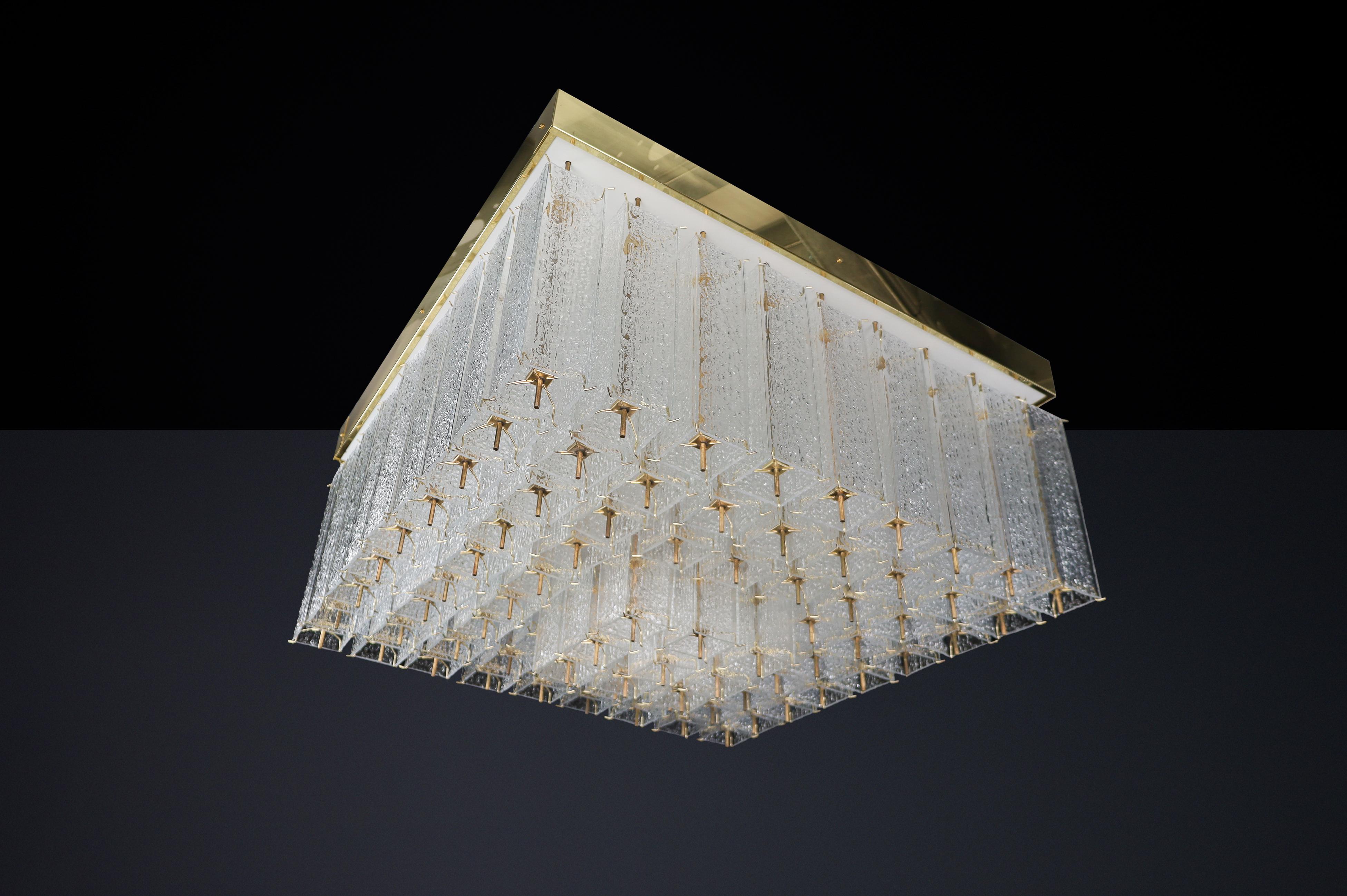 Métal Monumental lustre bohémien des années 1960 en verre texturé et laiton. en vente