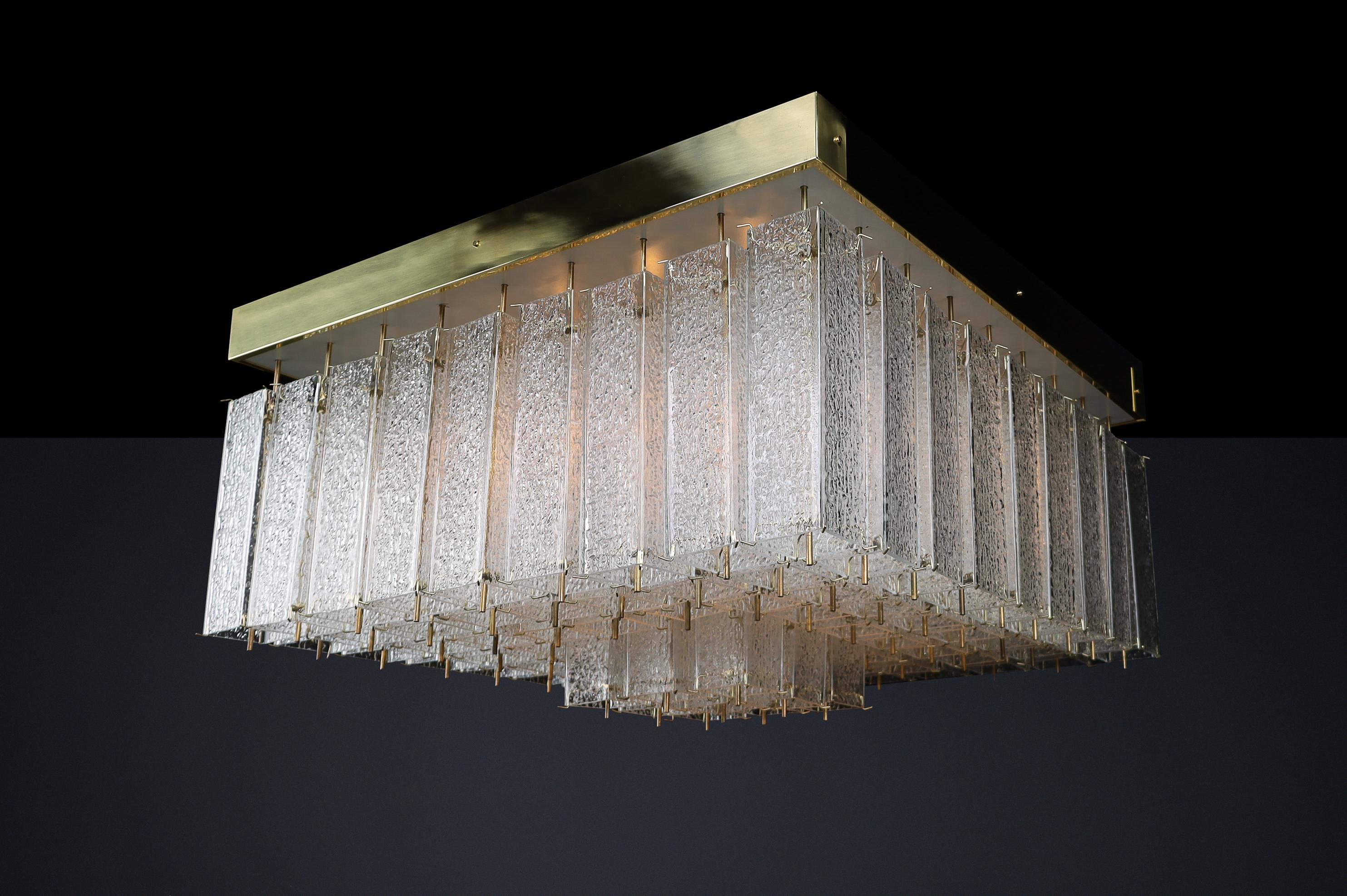 Monumental lustre bohémien des années 1960 en verre texturé et laiton. en vente 1