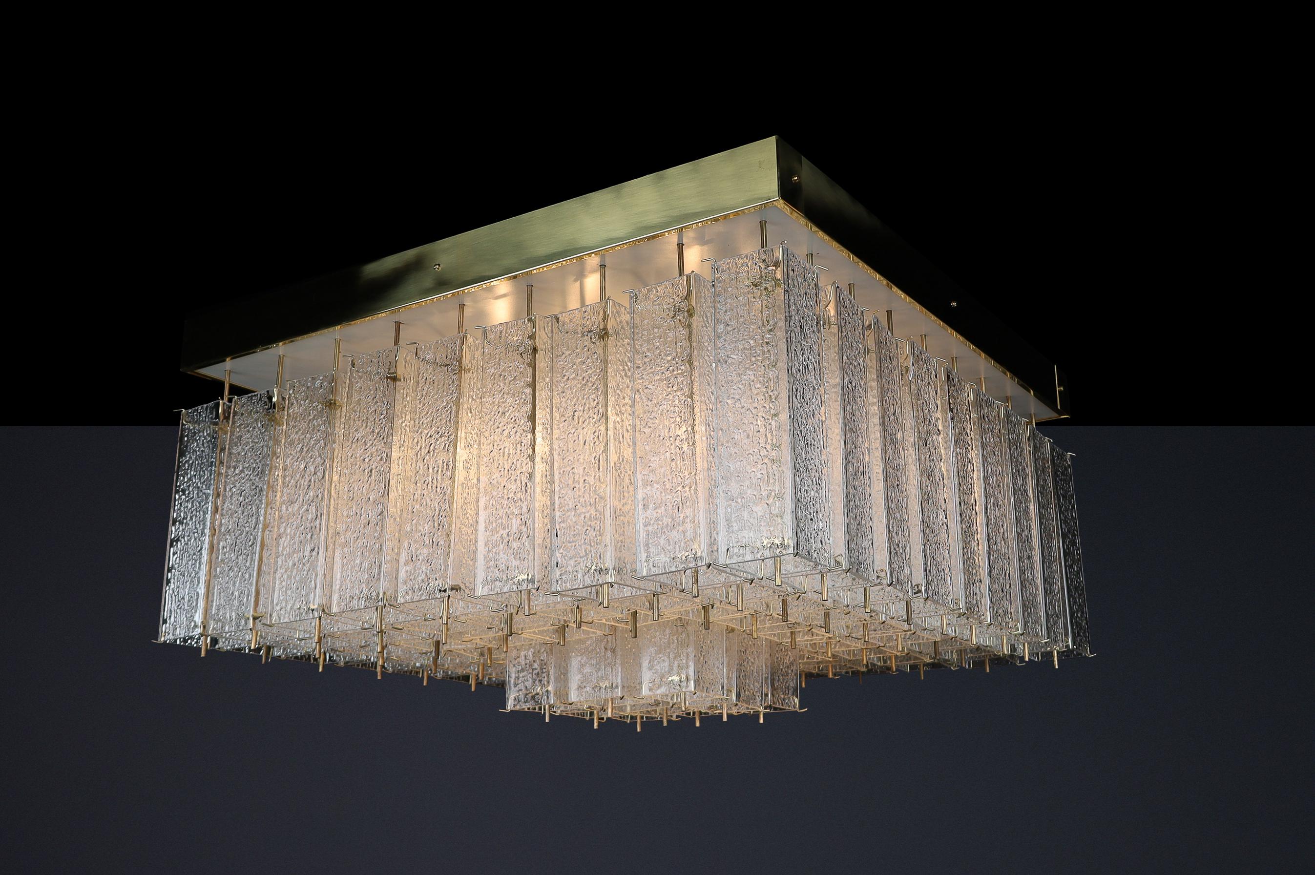 Monumental lustre bohémien des années 1960 en verre texturé et laiton. en vente 1