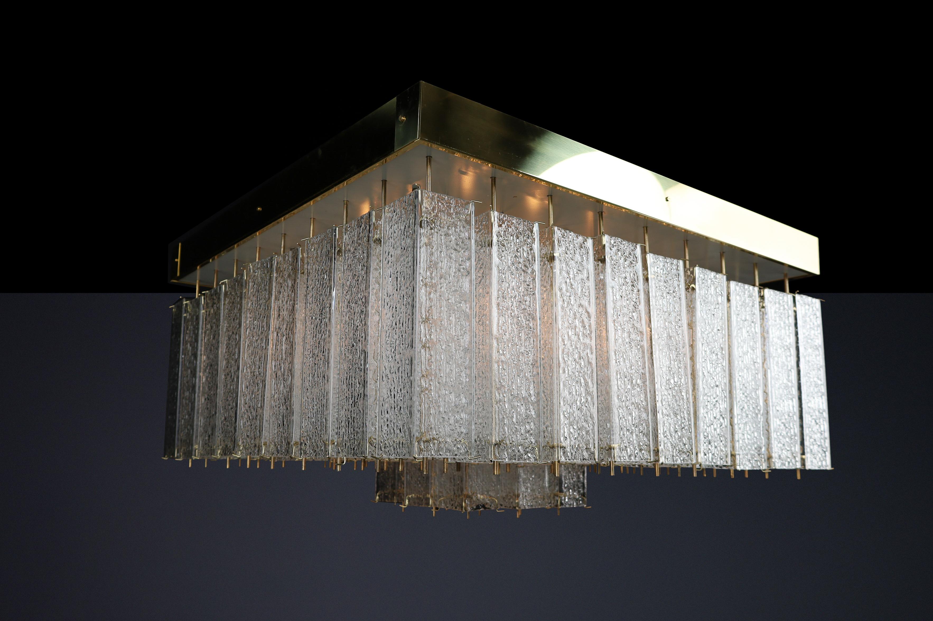 Monumental lustre bohémien des années 1960 en verre texturé et laiton. en vente 2