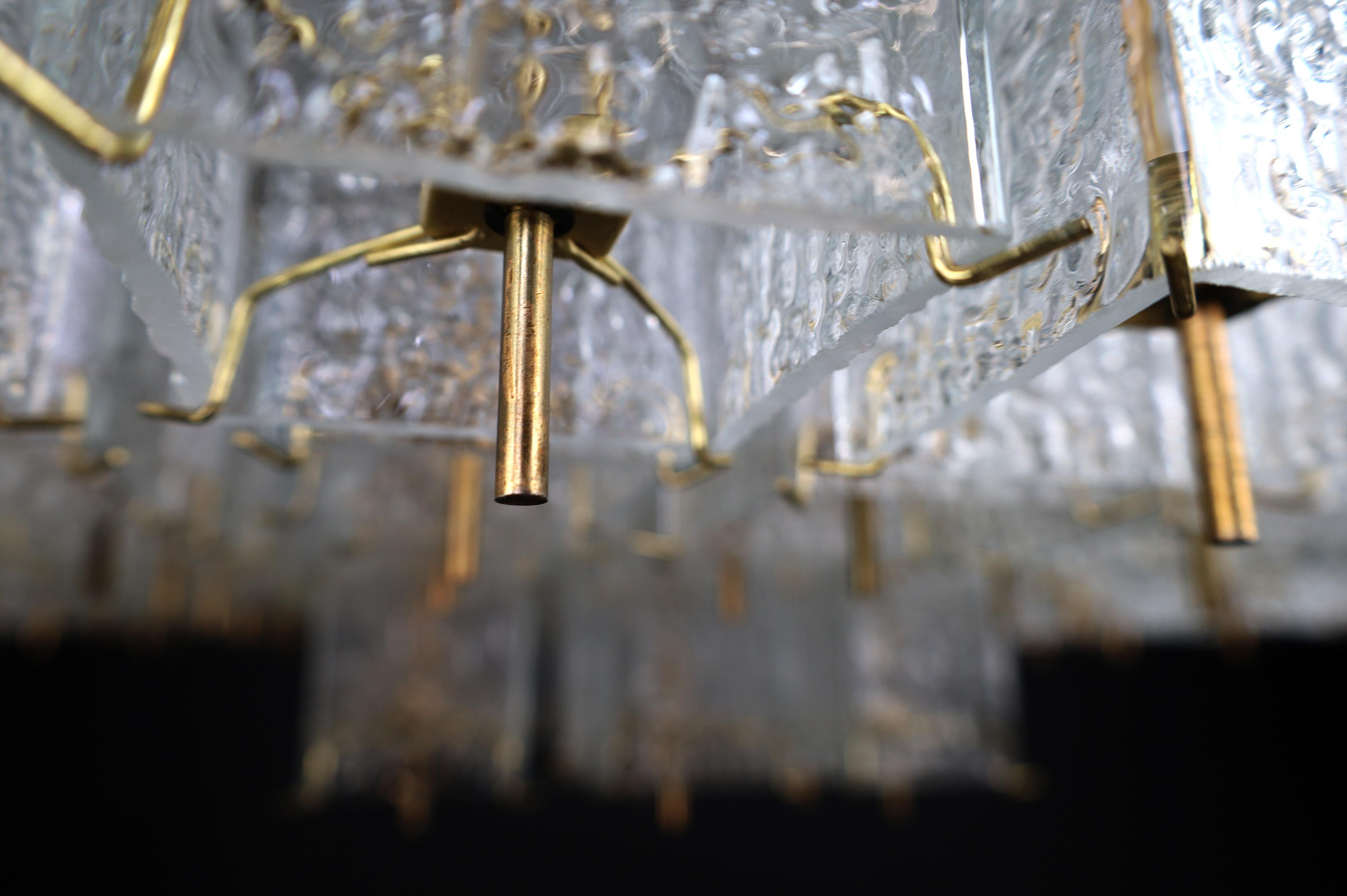 Monumental lustre bohémien des années 1960 en verre texturé et laiton. en vente 2