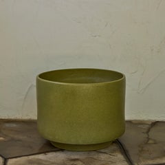 Monumentaler 1960er Gainey Olivgrün gesprenkelt glasierter keramischer Übertopf