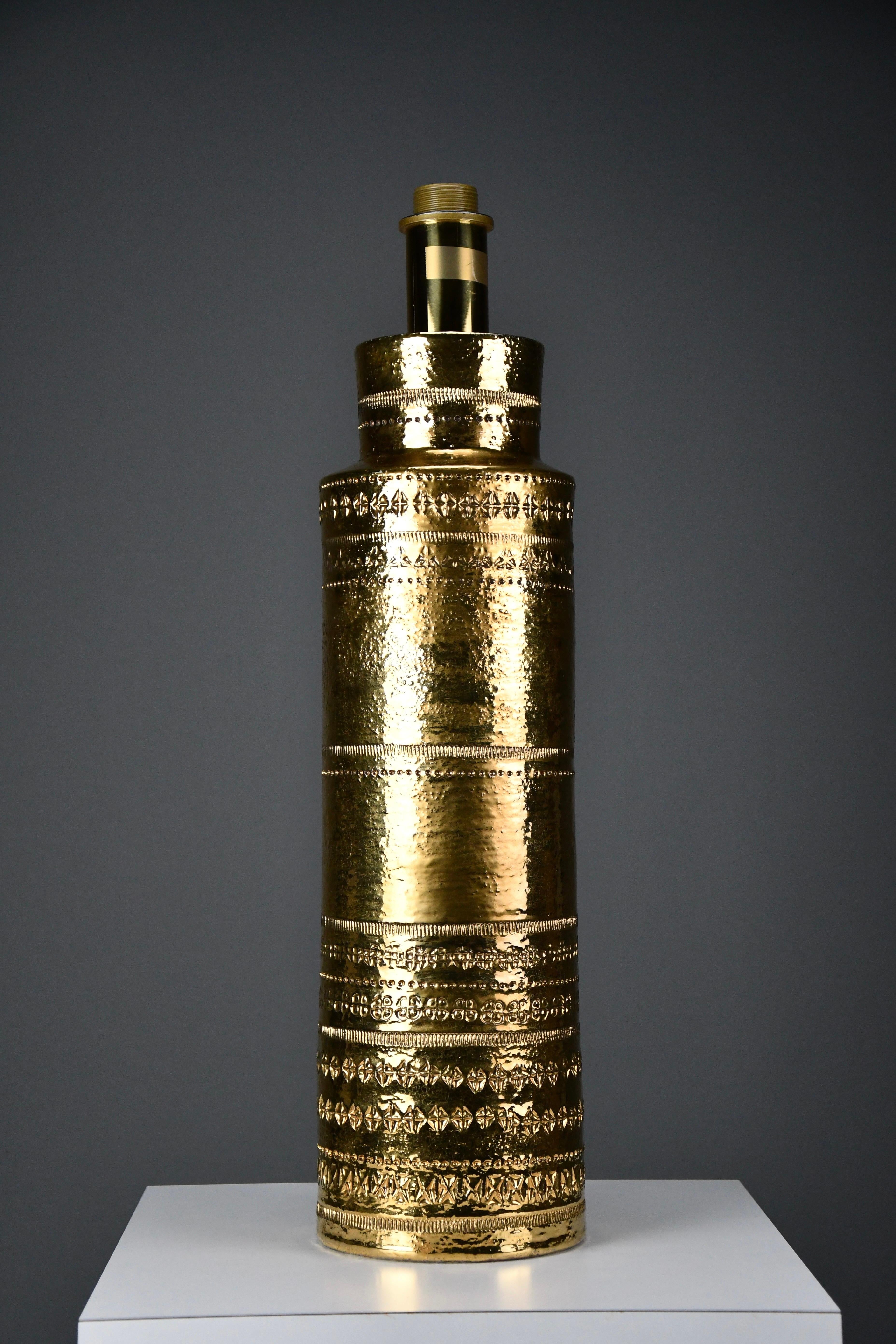Monumental 1960s Gilded Table Lamp by Aldo Londi for Bitossi, Montelupo, Tuscany – Custom Shade

An exceptional and rare large-scale ceramic table lamp designed by renowned Italian artist Aldo Londi for Bitossi Ceramiche, Montelupo Fiorentino,