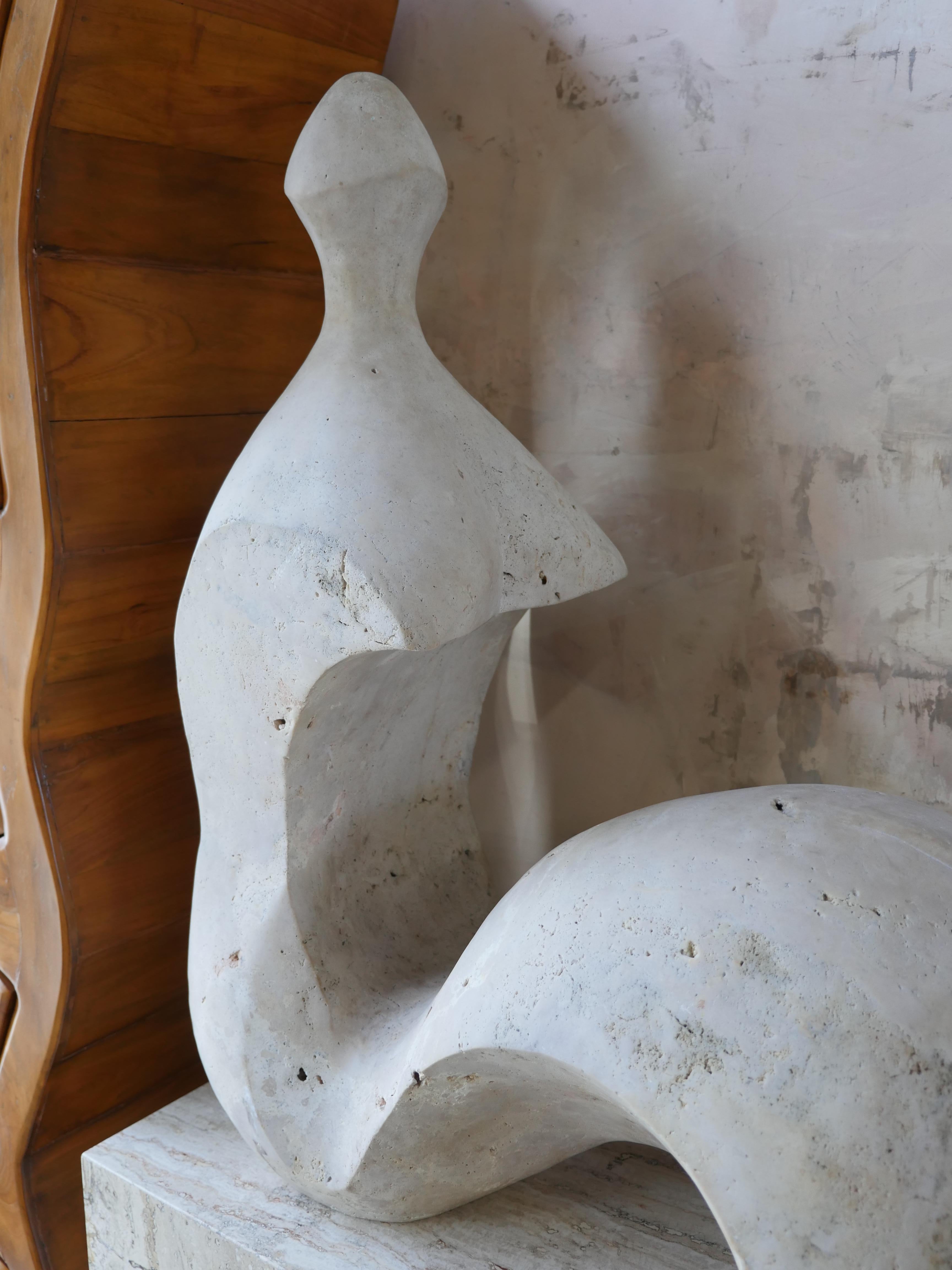 Escultura romana figurativa vintage de los años setenta, realizada en travertino de Scabos sin pulir. El aspecto natural y texturizado del travertino ofrece una mezcla única de variaciones de color tostado, blanquecino y rojo claro por toda la