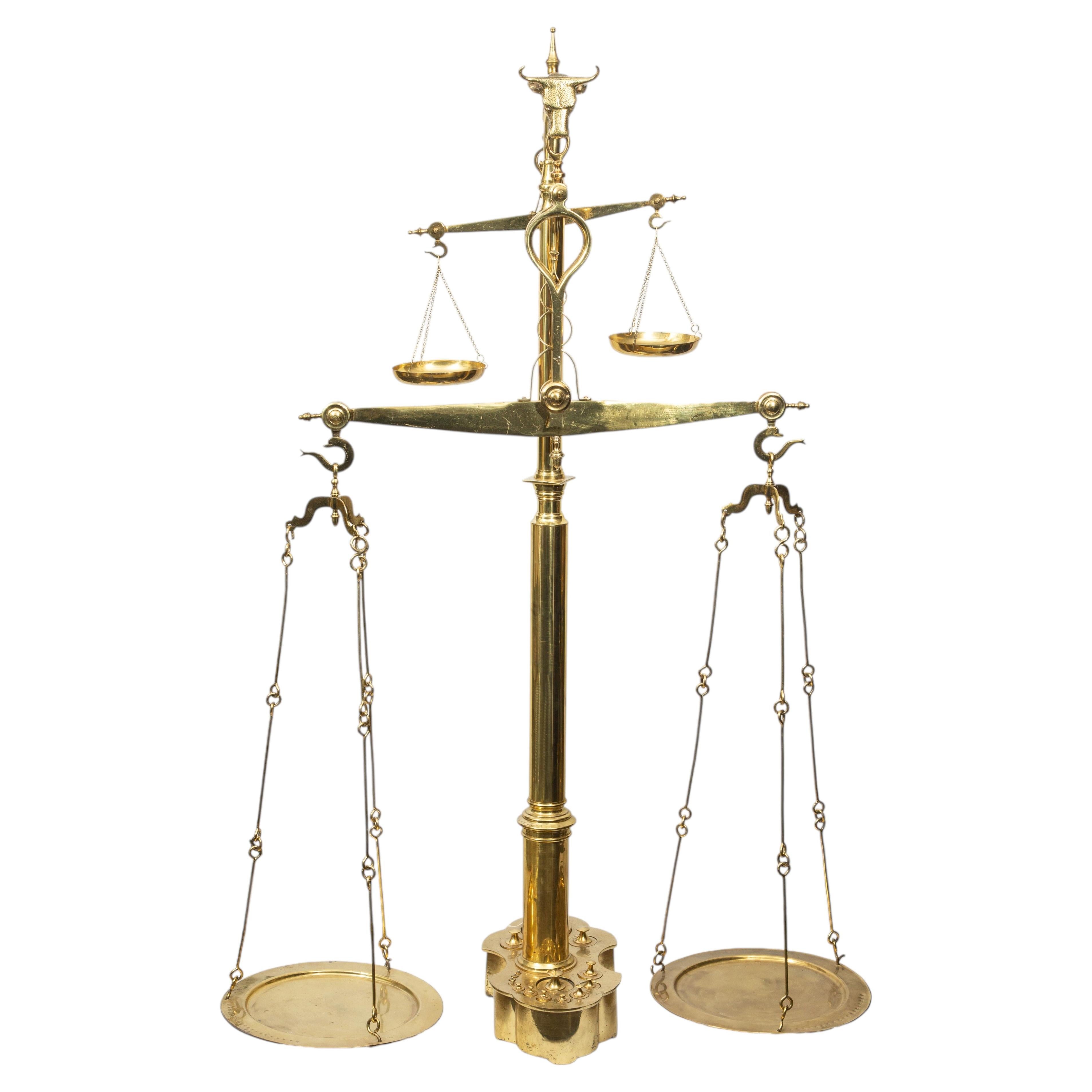 Monumentale balance de boucher en laiton français du C.I.C. avec fleuron en forme de tête de taureau