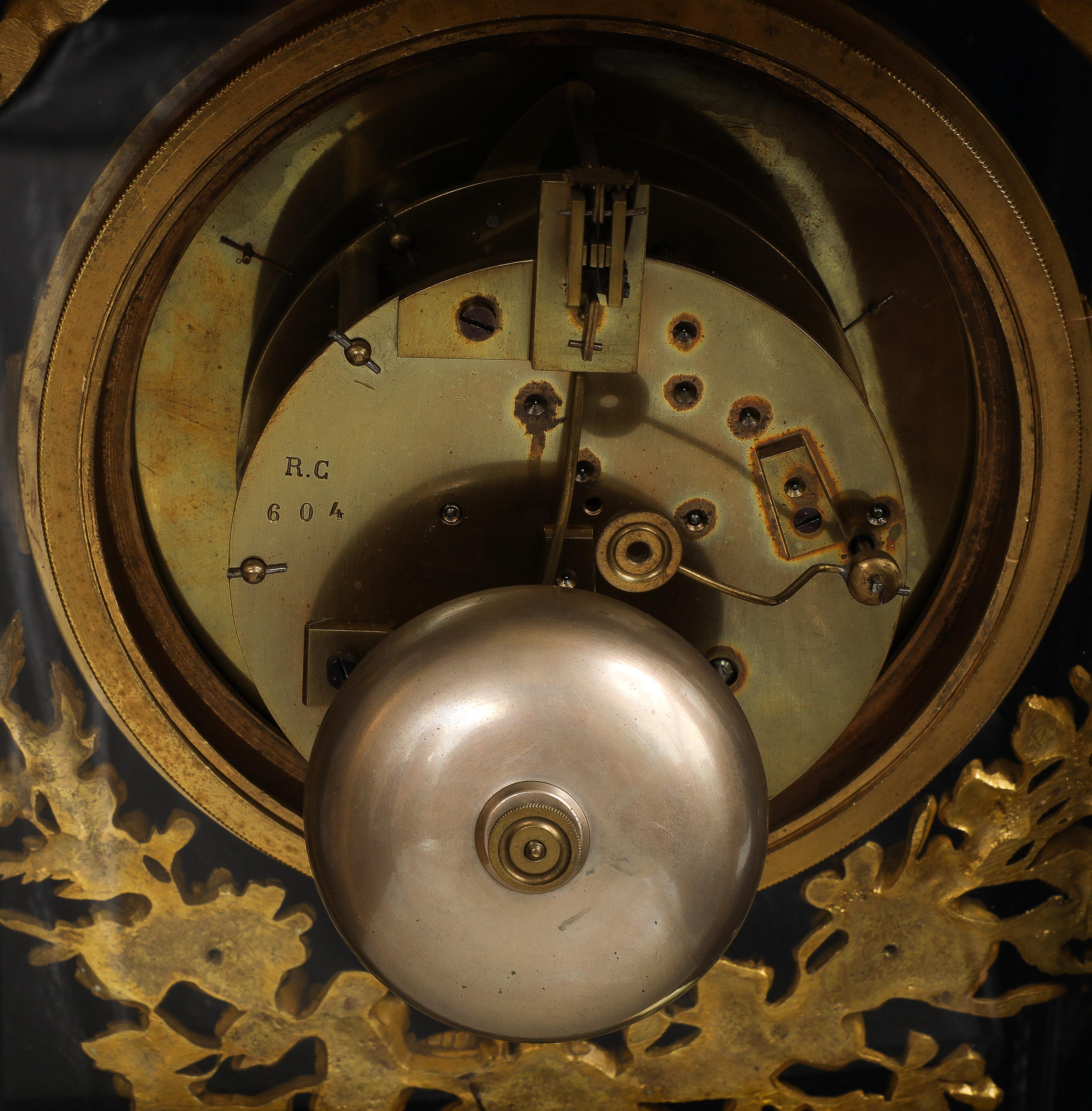 Monumentale horloge de cheminée en bronze doré et verre taillé, de style Louis XIV, datant du 19e C. en vente 7