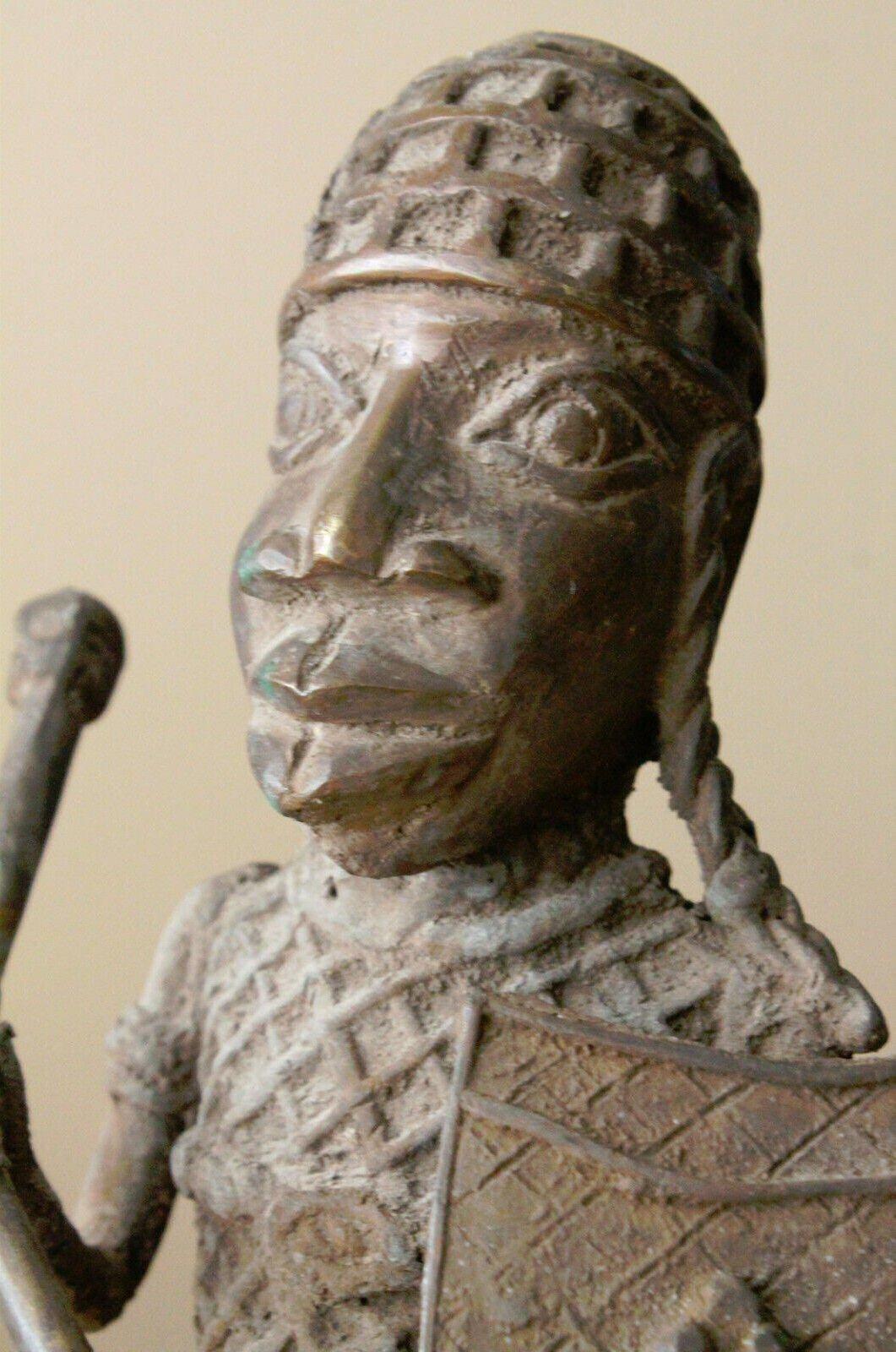 Monumentale Bronzeskulptur eines Kriegers von Benin Oba aus dem 19. Jahrhundert! Afrika (Stammeskunst) im Angebot