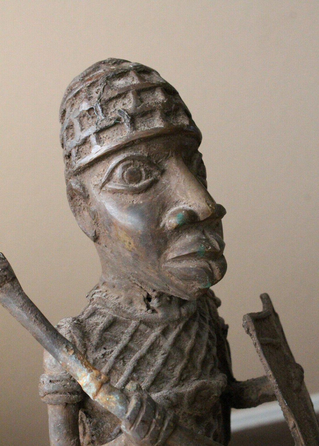 Monumentale Bronzeskulptur eines Kriegers von Benin Oba aus dem 19. Jahrhundert! Afrika (Beninisch) im Angebot