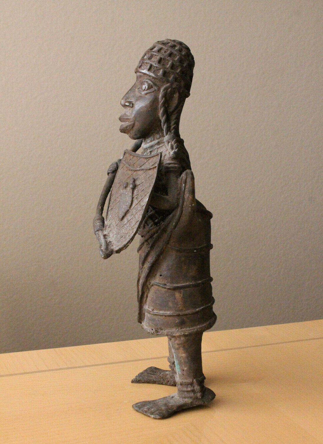 Monumentale Bronzeskulptur eines Kriegers von Benin Oba aus dem 19. Jahrhundert! Afrika (Handgefertigt) im Angebot