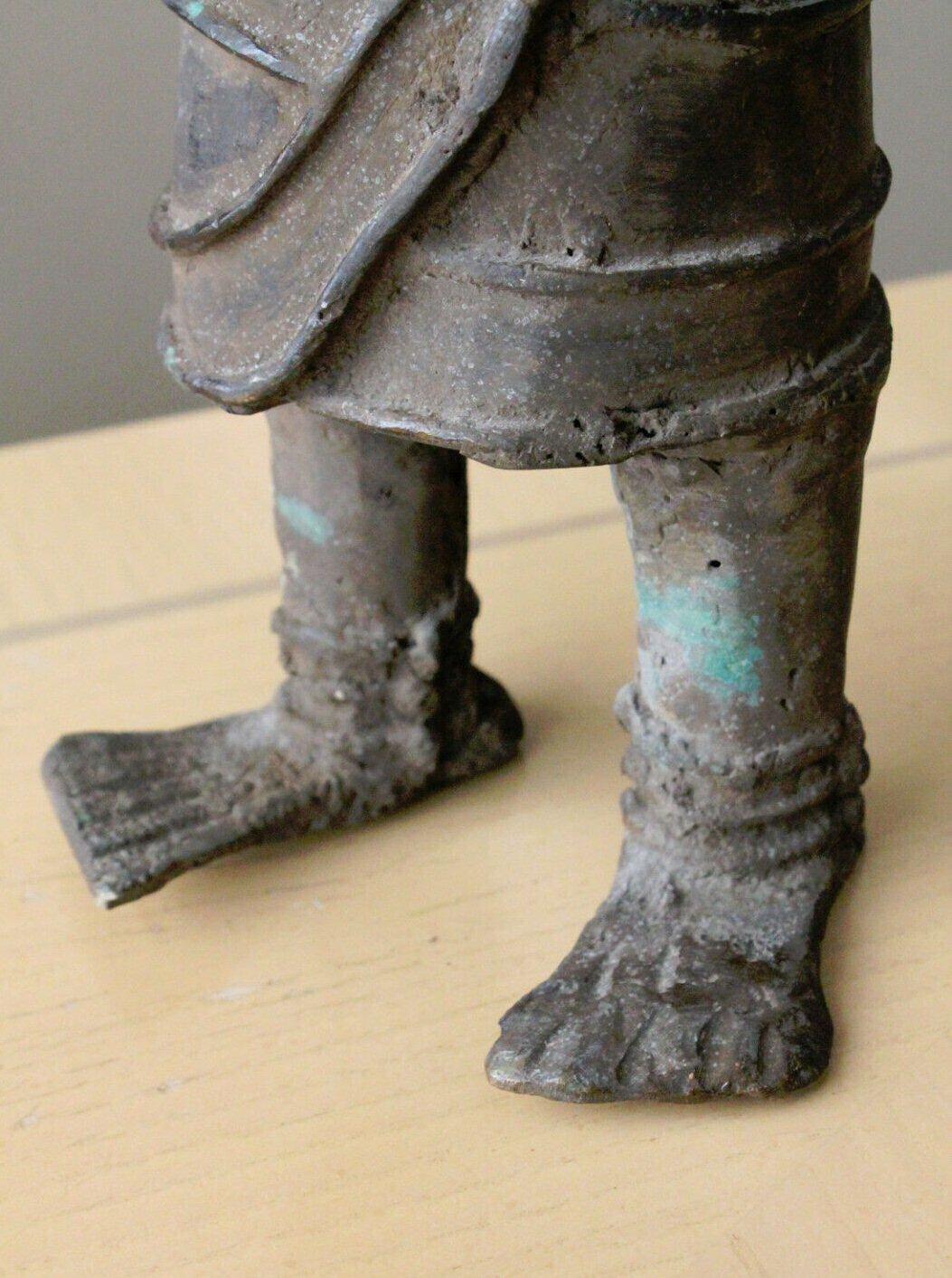 Monumentale Bronzeskulptur eines Kriegers von Benin Oba aus dem 19. Jahrhundert! Afrika im Angebot 3