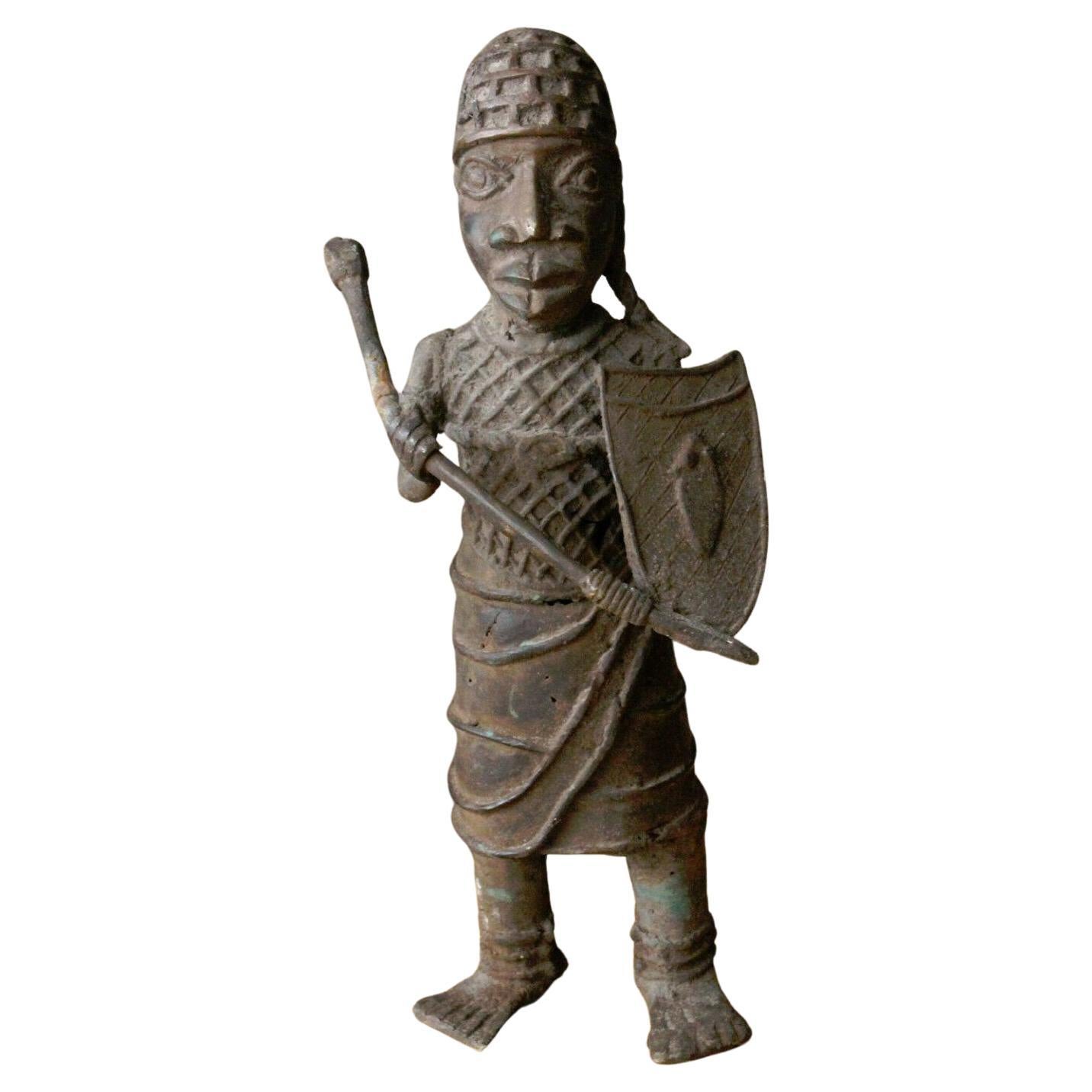 Monumentale Bronzeskulptur eines Kriegers von Benin Oba aus dem 19. Jahrhundert! Afrika im Angebot