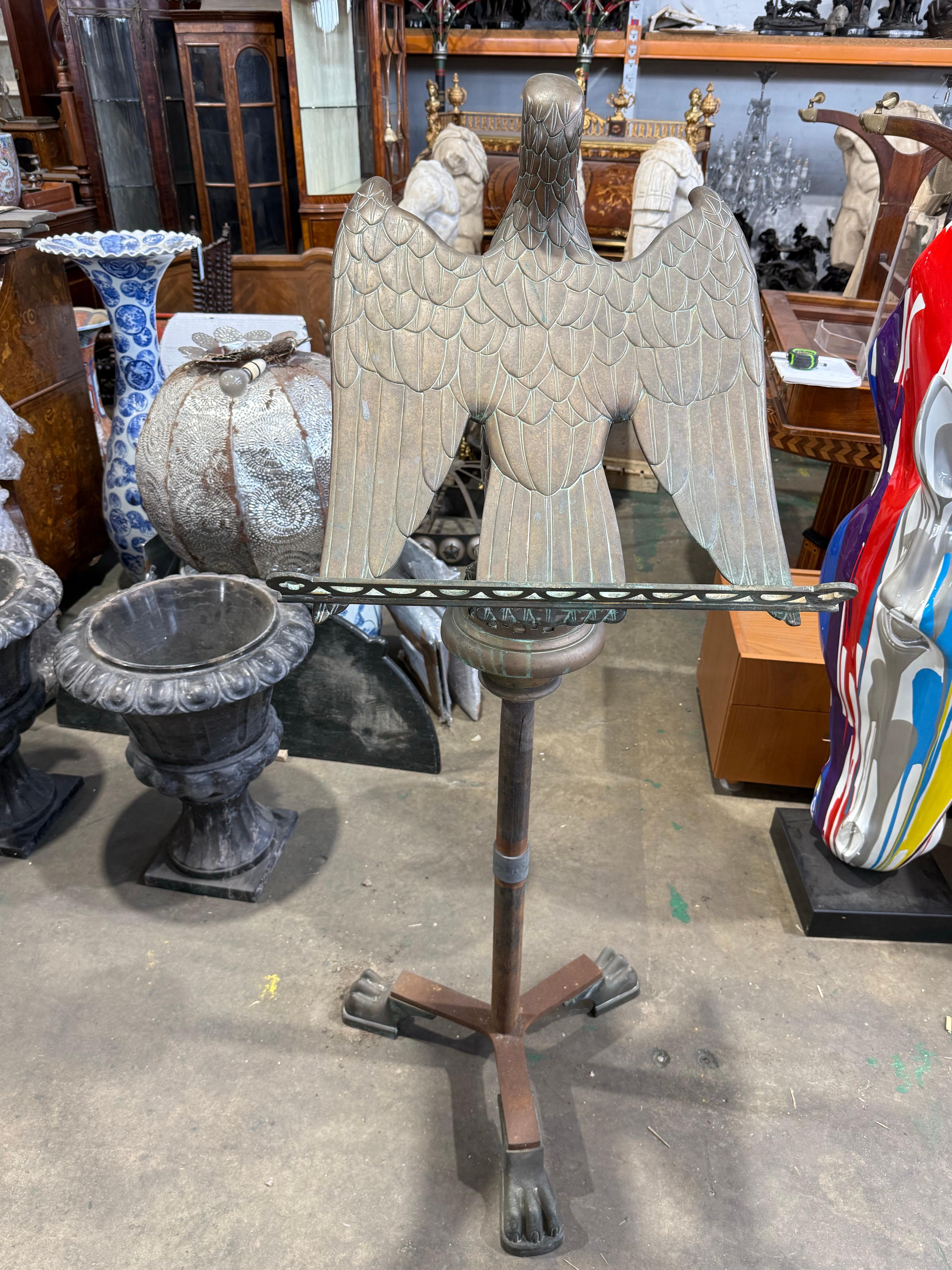 Monumental Atril de Águila de Bronce del Siglo XIX sobre Pie de Garra en Bueno estado para la venta en Southall, GB