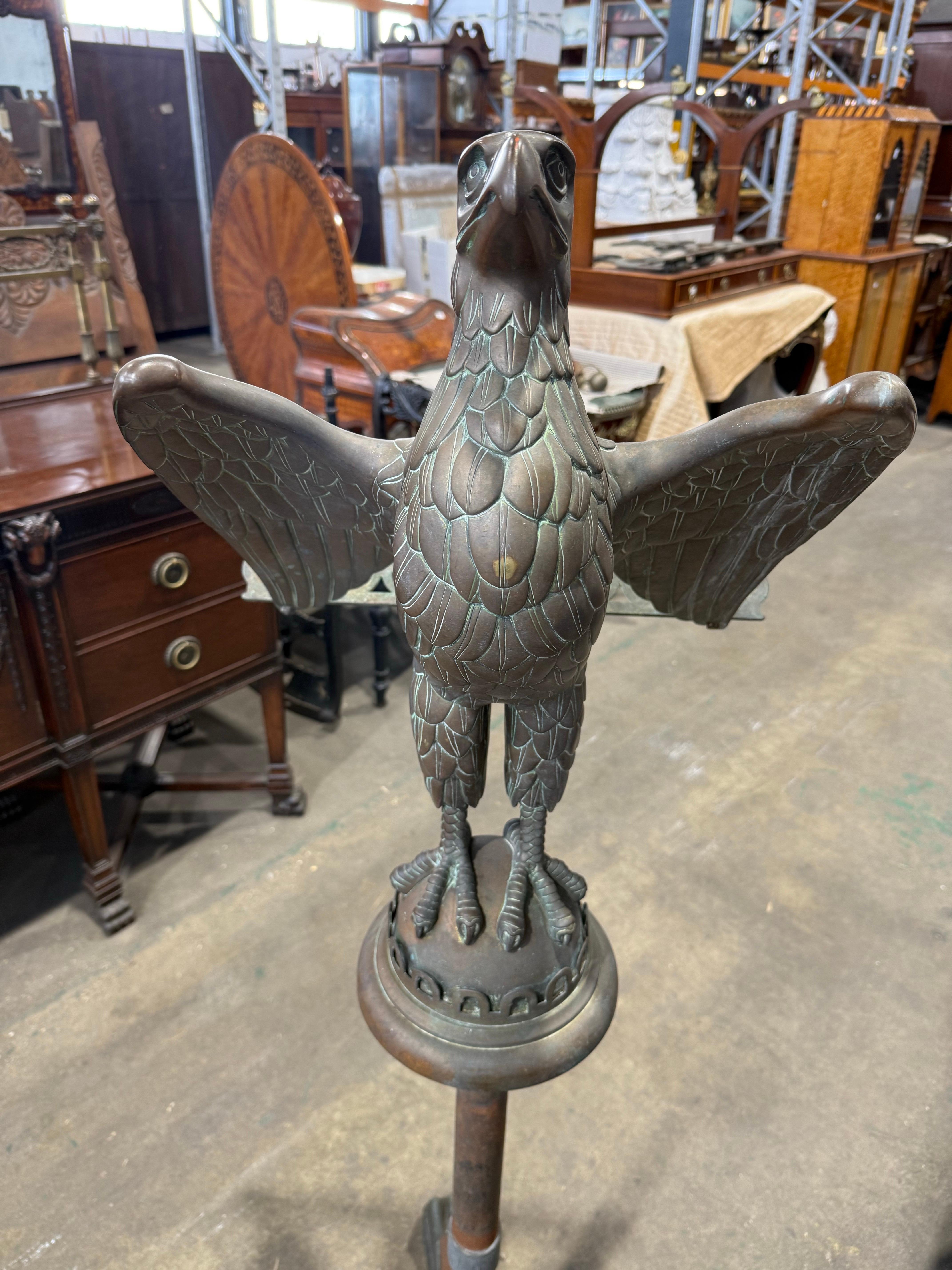 Monumental Atril de Águila de Bronce del Siglo XIX sobre Pie de Garra en venta 3