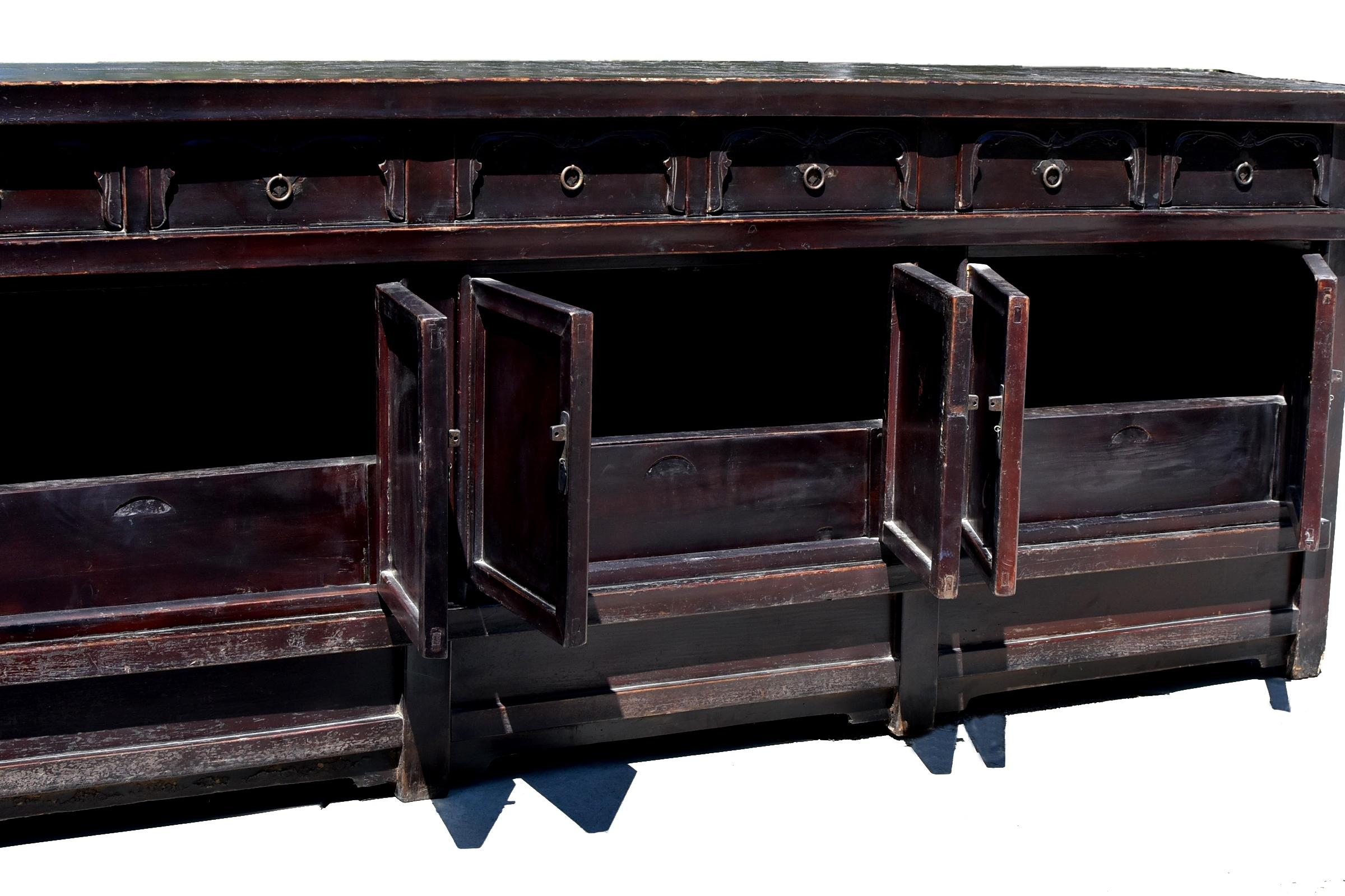 Monumentales chinesisches schwarzes Sideboard aus dem 19. Jahrhundert 9'8 Zoll  im Angebot 4