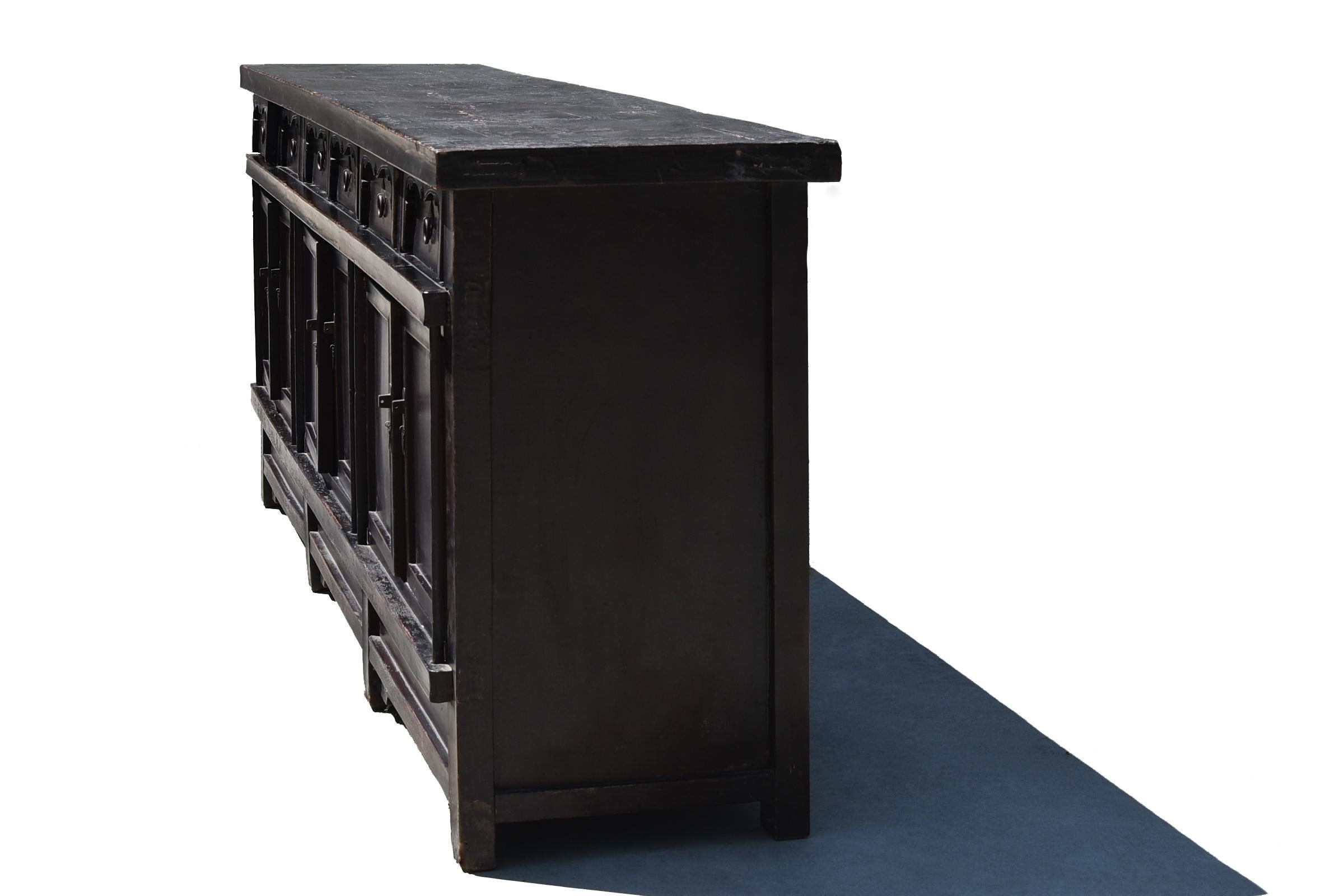 Monumentales chinesisches schwarzes Sideboard aus dem 19. Jahrhundert 9'8 Zoll  im Angebot 1