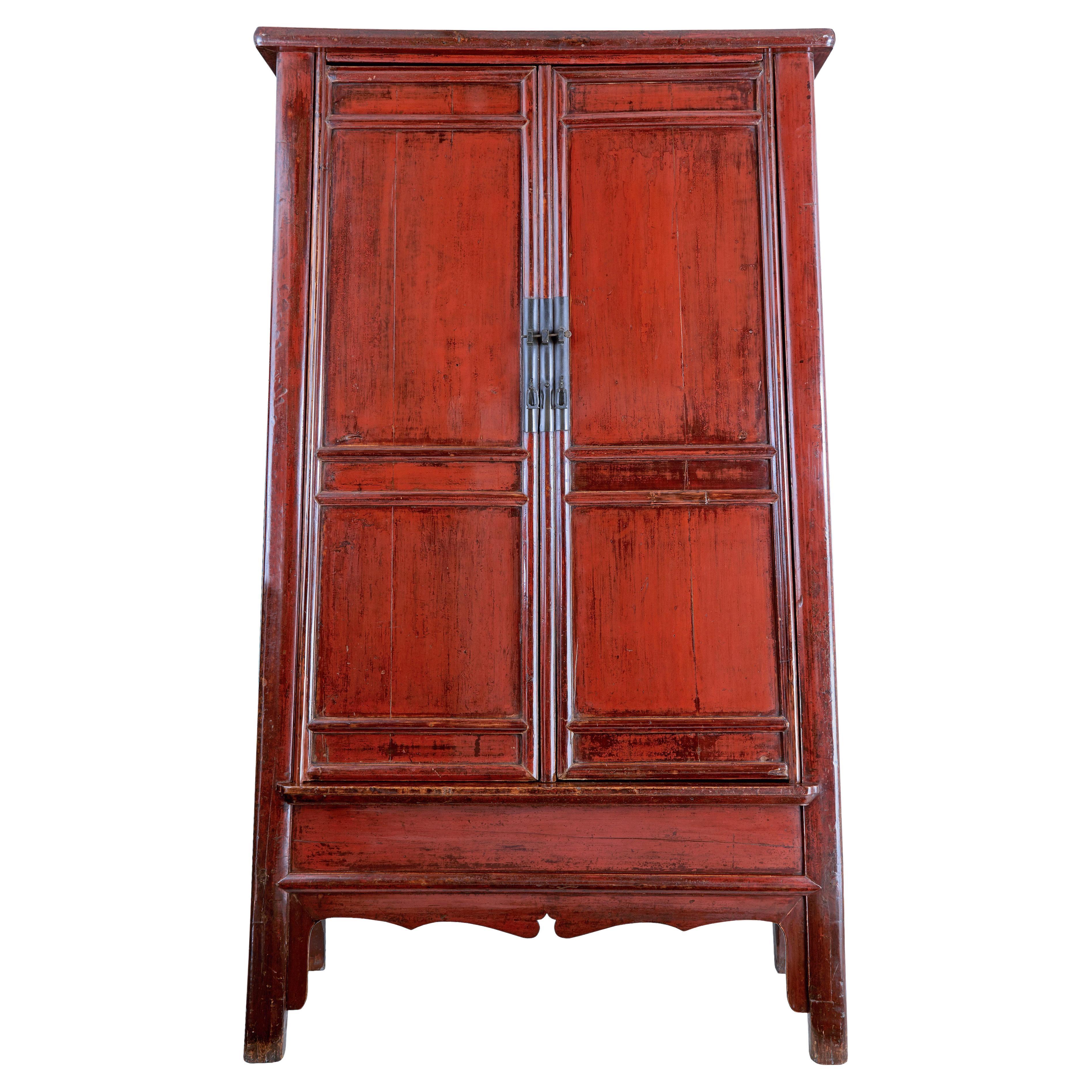 Armoire monumentale en laque rouge chinoise du 19ème siècle