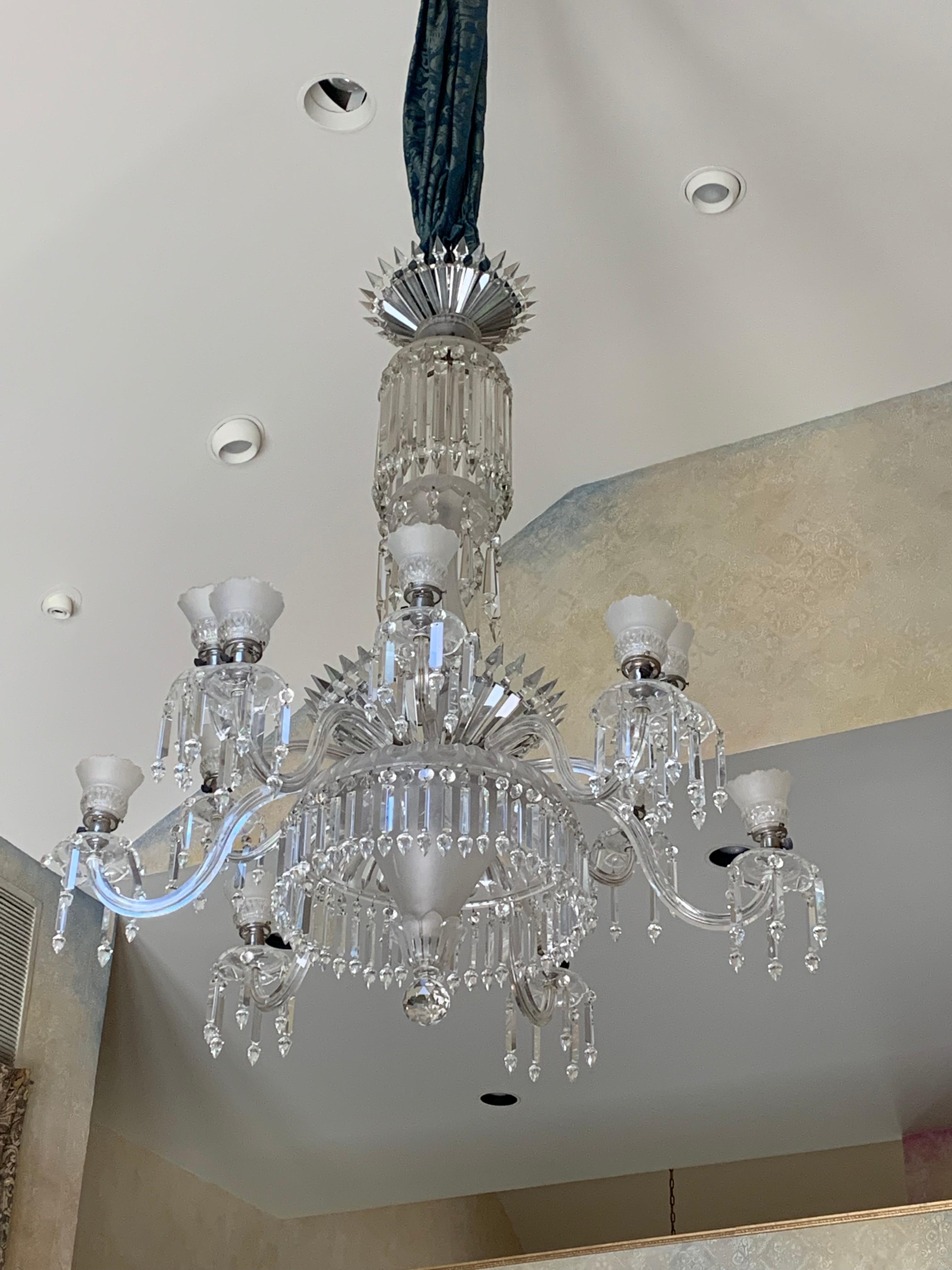 Lampadario vittoriano in cristallo e lalique dell'inizio del XIX secolo, probabilmente di Cornelius & Baker, con dodici bracci illuminati, sei più piccoli e sei più grandi. Questo lampadario, un tempo a gas, è stato completamente convertito in
