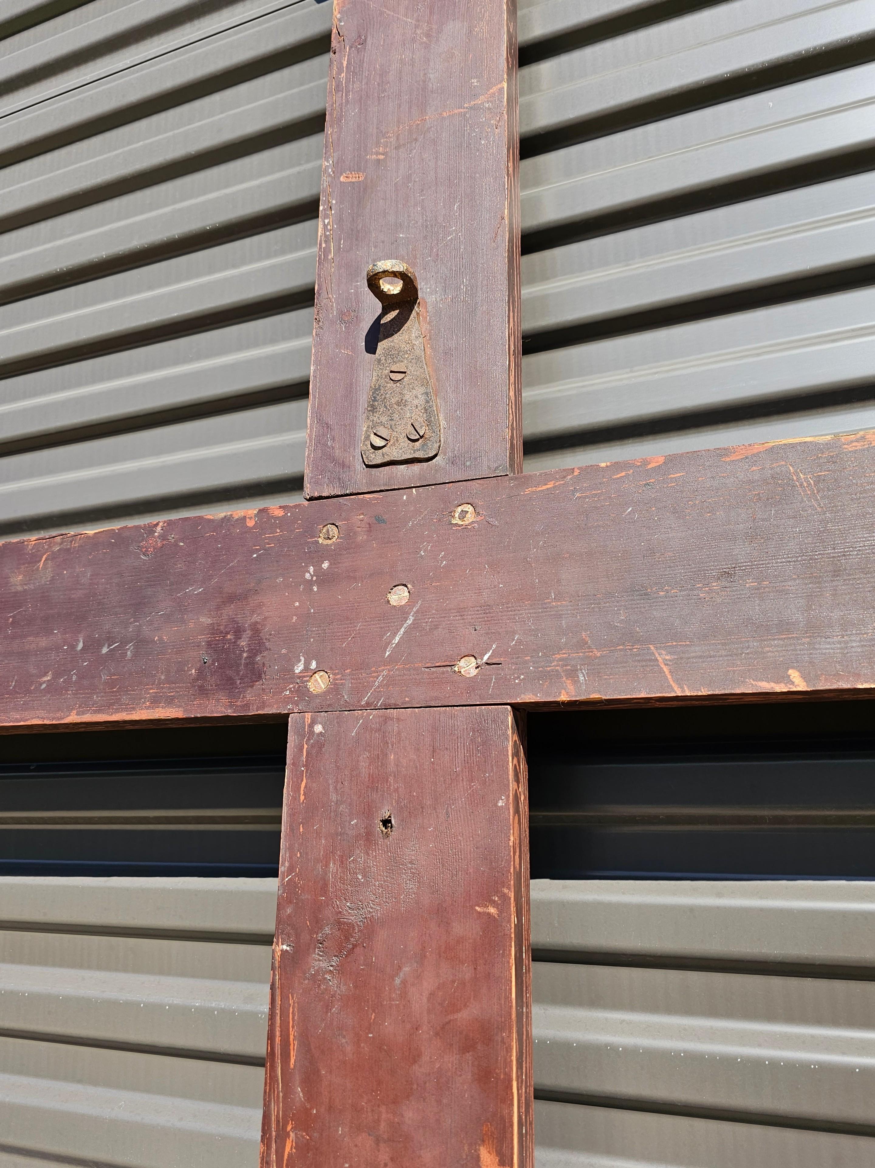 Monumentales niederländisches Kirchenkreuz aus bemaltem Holz, 19. Jahrhundert  im Angebot 3