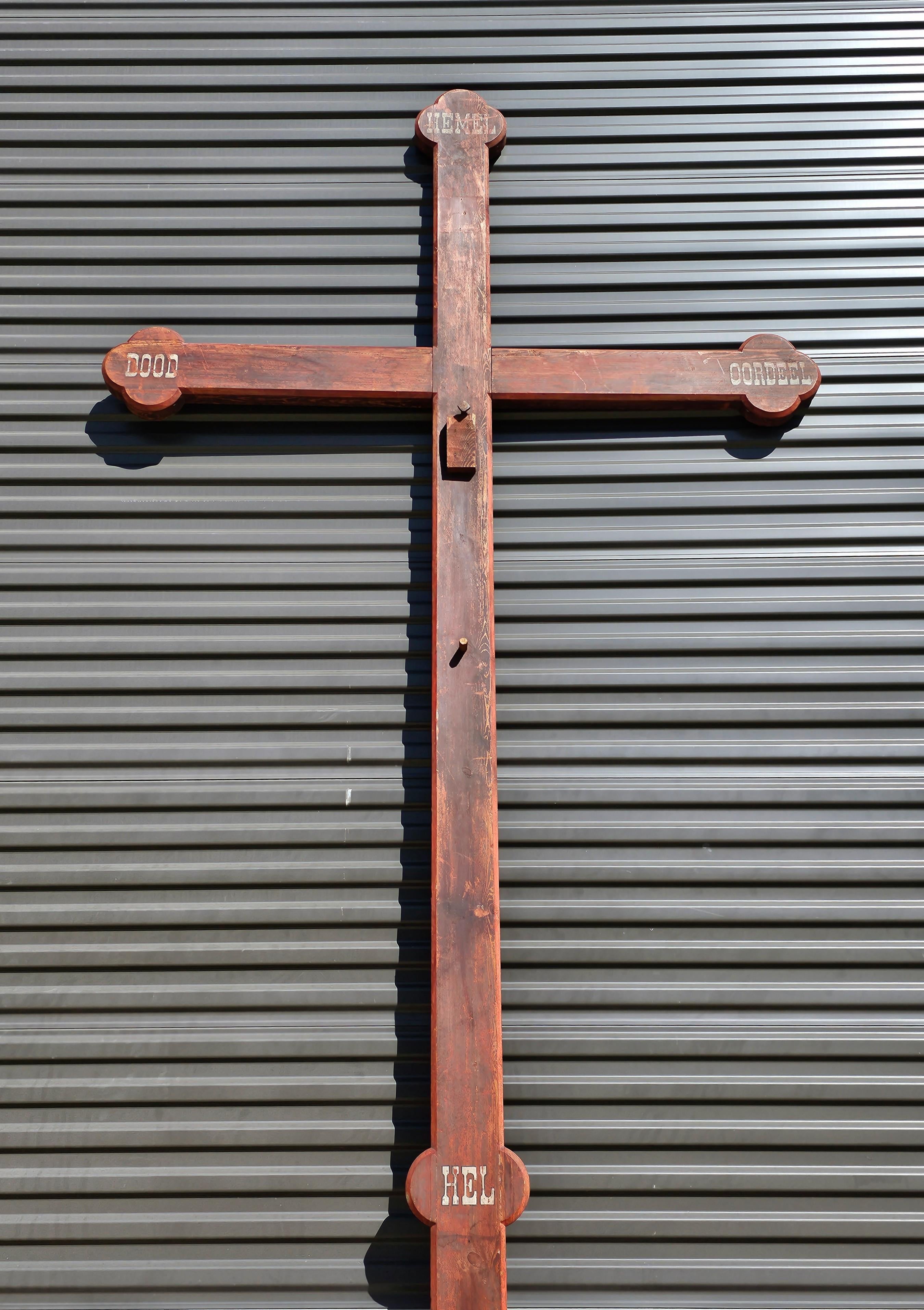 Monumentales niederländisches Kirchenkreuz aus bemaltem Holz, 19. Jahrhundert  (Volkskunst) im Angebot