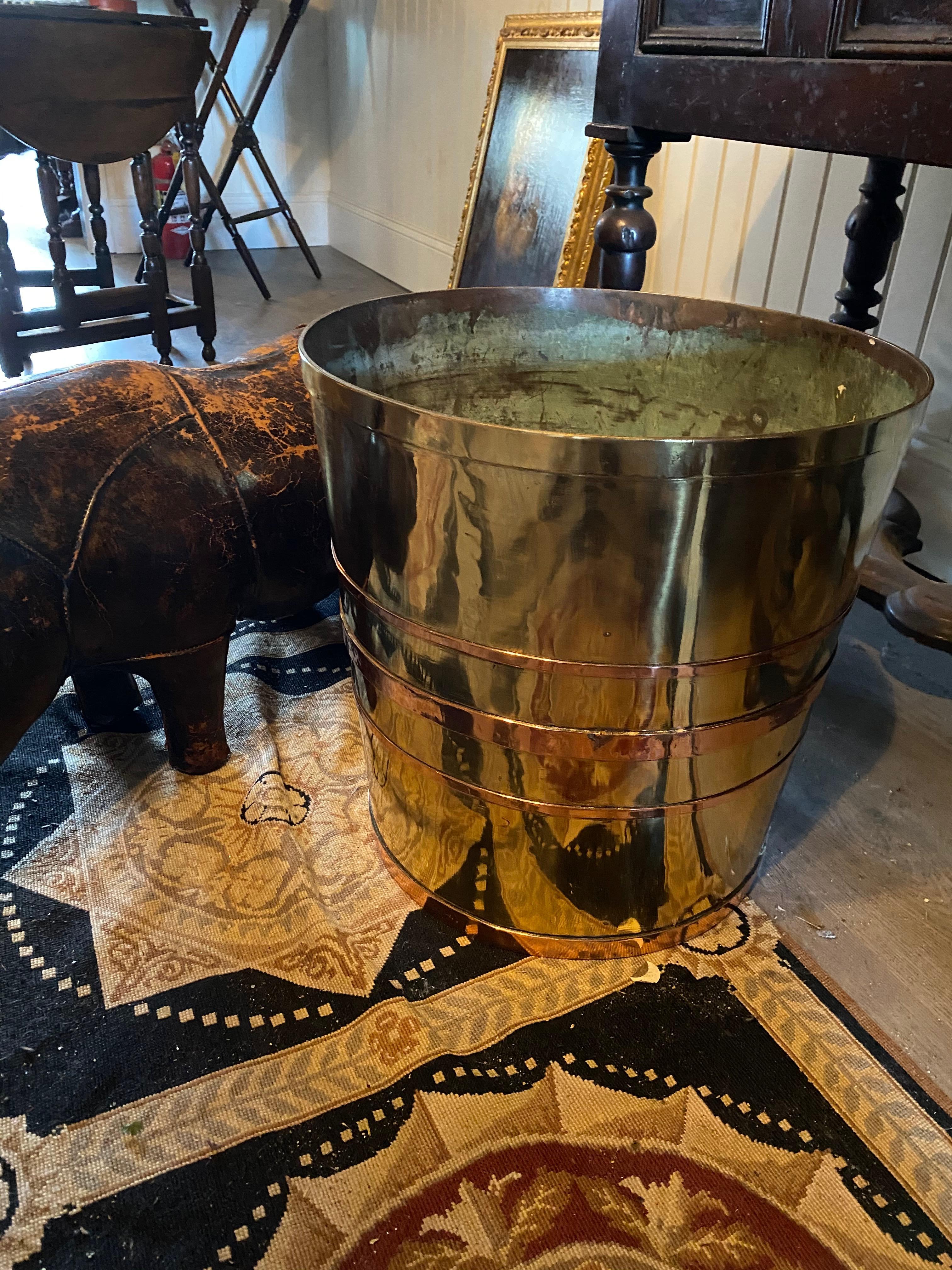 Monumental 19th Century English Georgian Brass and Copper Firewood Container In Excellent Condition For Sale In Buchanan, MI
