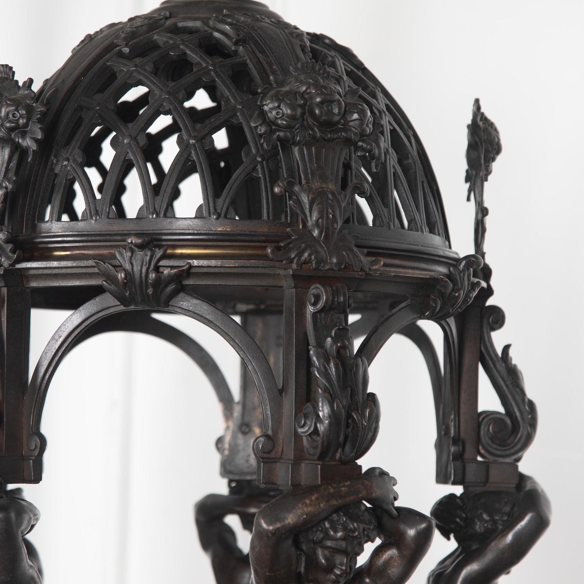 Araña francesa de bronce del siglo XIX de proporciones palaciegas y exquisita calidad.
Este magnífico candelabro de 30 luces tiene una corona abovedada perforada sostenida por cinco soportes de cariátides masculinas de bronce macizo bellamente