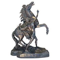 Imposante statue française du XIXe siècle représentant un dompteur de chevaux, en bronze, d'après Guillaume Coustou