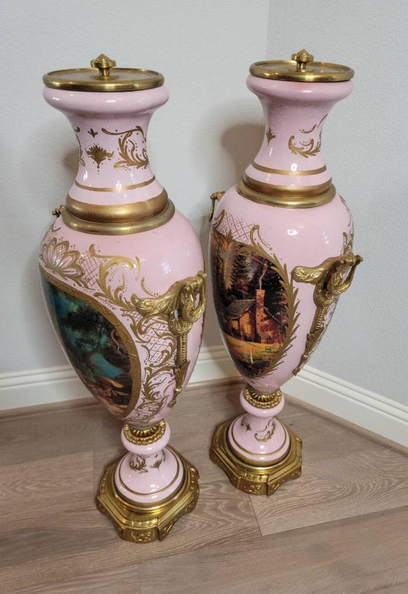 Monumentale französische Empire-Porzellanurnen im Svres-Stil des 19. Jahrhunderts, ein Paar (Messing) im Angebot
