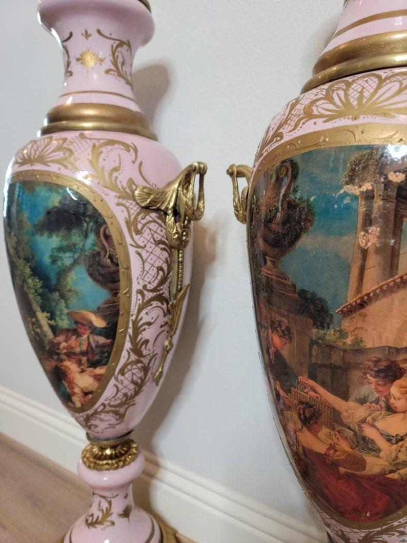 XIXe siècle Paire d'urnes monumentales en porcelaine de style Empire français Svres du 19ème siècle en vente