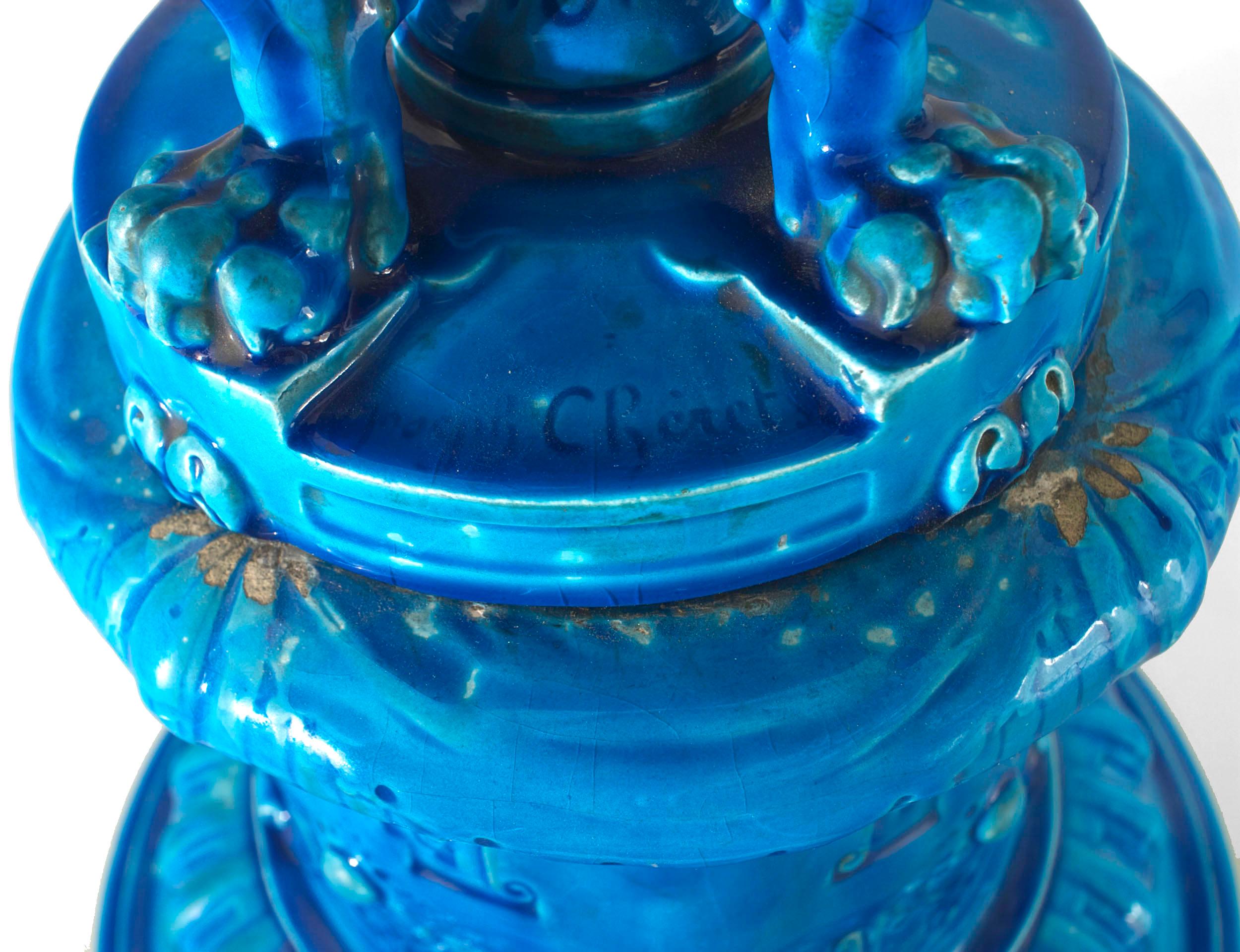 Urne de Sèvres en turquoise de style victorien français en vente 1