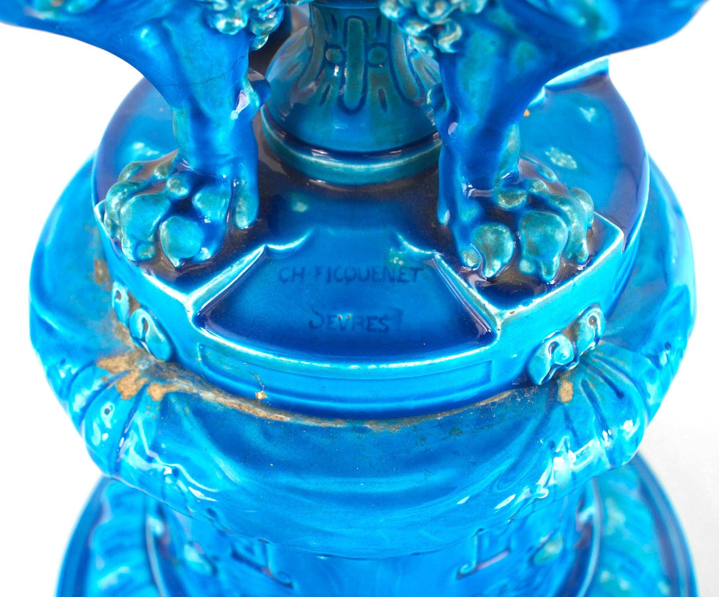 Porcelaine Urne de Sèvres en turquoise de style victorien français en vente