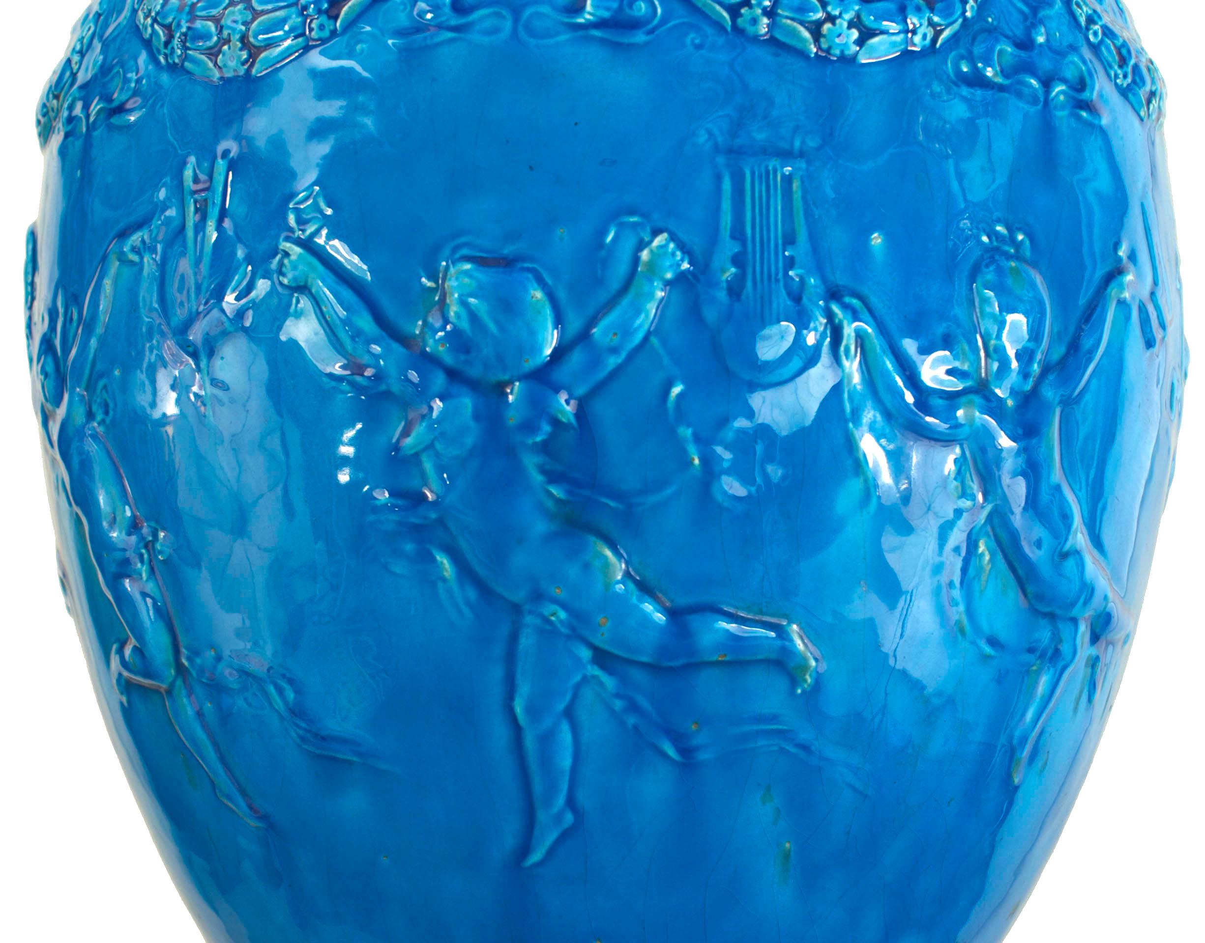 Vernissé Urne de Sèvres en turquoise de style victorien français en vente
