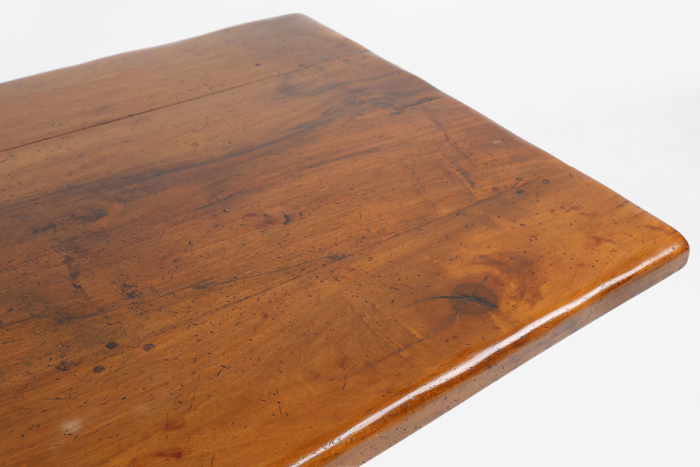 France / 1800 / table de salle à manger / chêne / Milieu du siècle / Antiquité

Impressionnante table de monastère en chêne massif fabriquée vers 1800 en France. La table a un plateau en chêne épais d'une couleur miel chaude. Le grand plateau est
