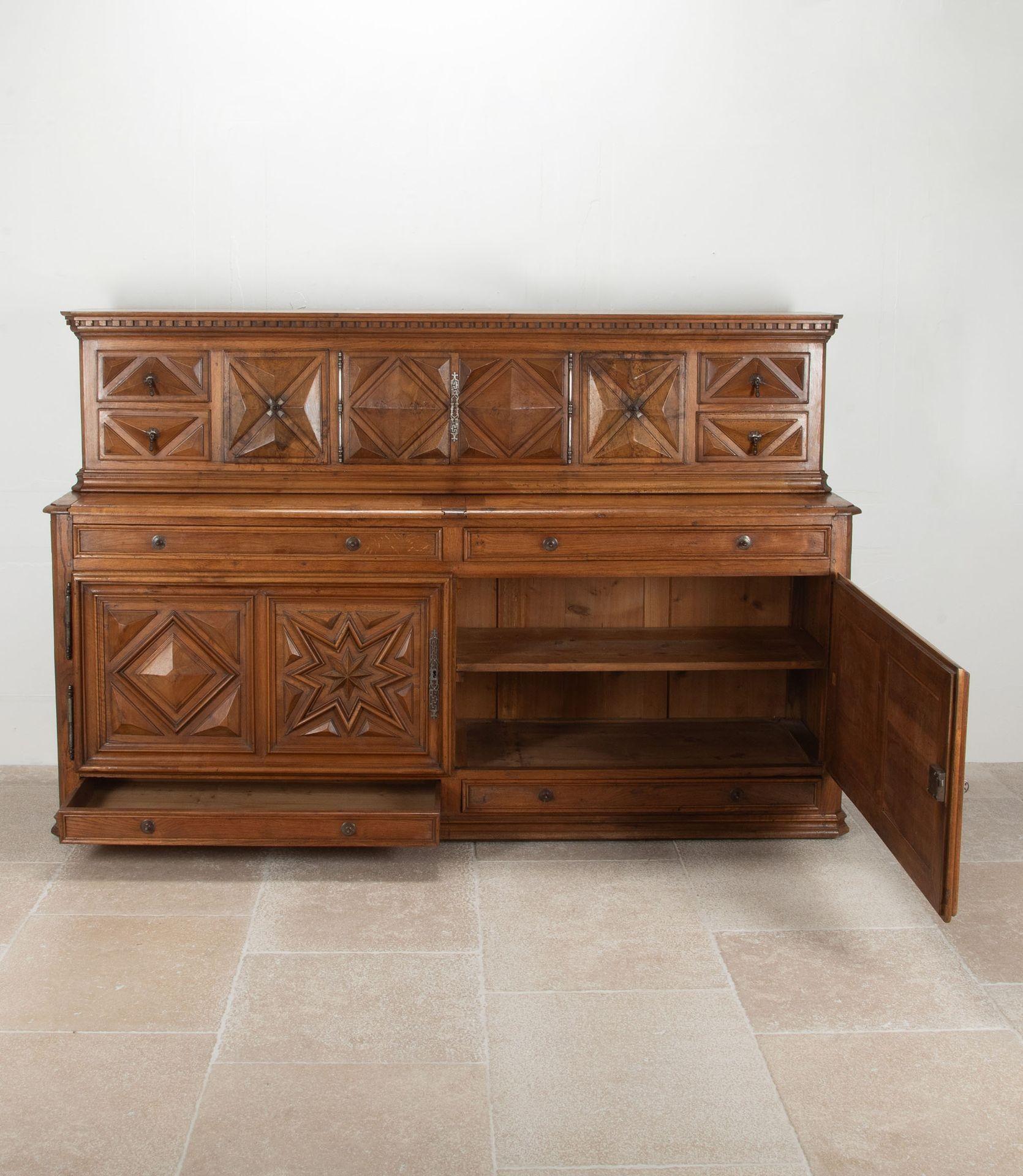 Francese Monumentale buffet francese del XIX secolo in noce e Oak in vendita
