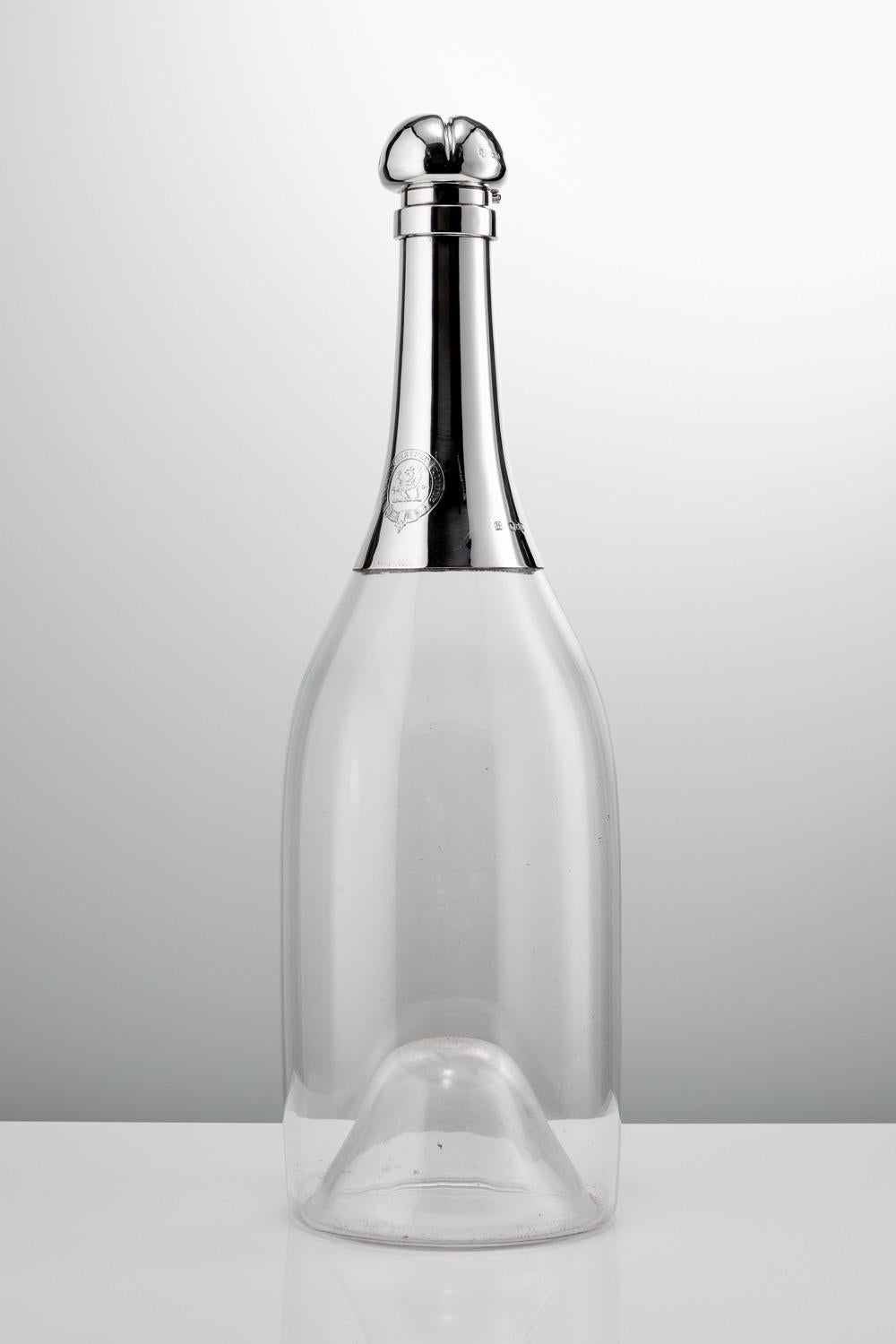 Magnifique bouteille de champagne en verre et en argent du 19e siècle, 1892, fabriquée par T Heath & J H Middleton. Une carafe à champagne monumentale et rare, de la taille de Jéroboam, en verre soufflé et montée sur argent.

La carafe présente une