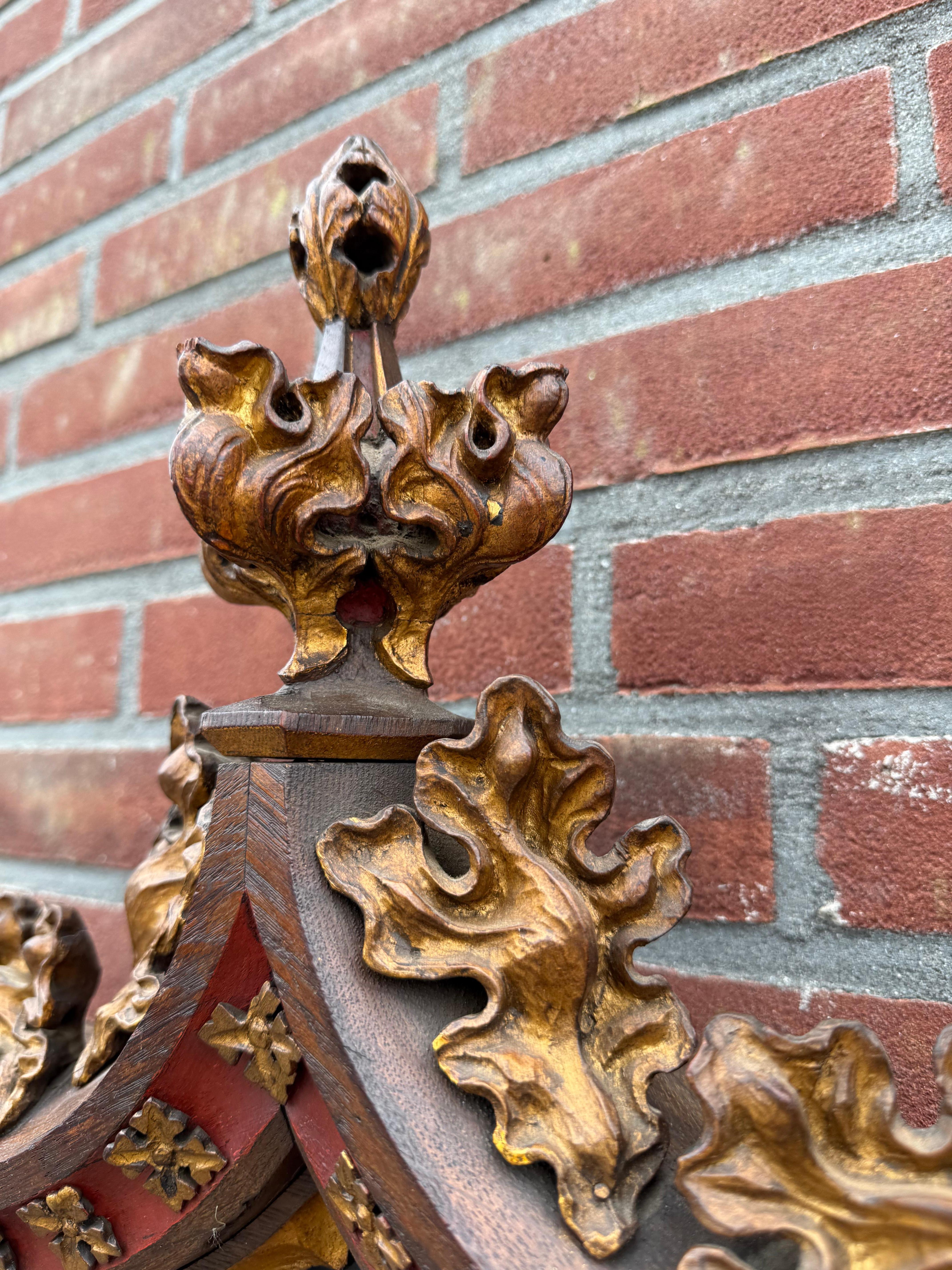 Monumental miroir néo-gothique du 19ème siècle avec de magnifiques détails sculptés à la main en vente 2