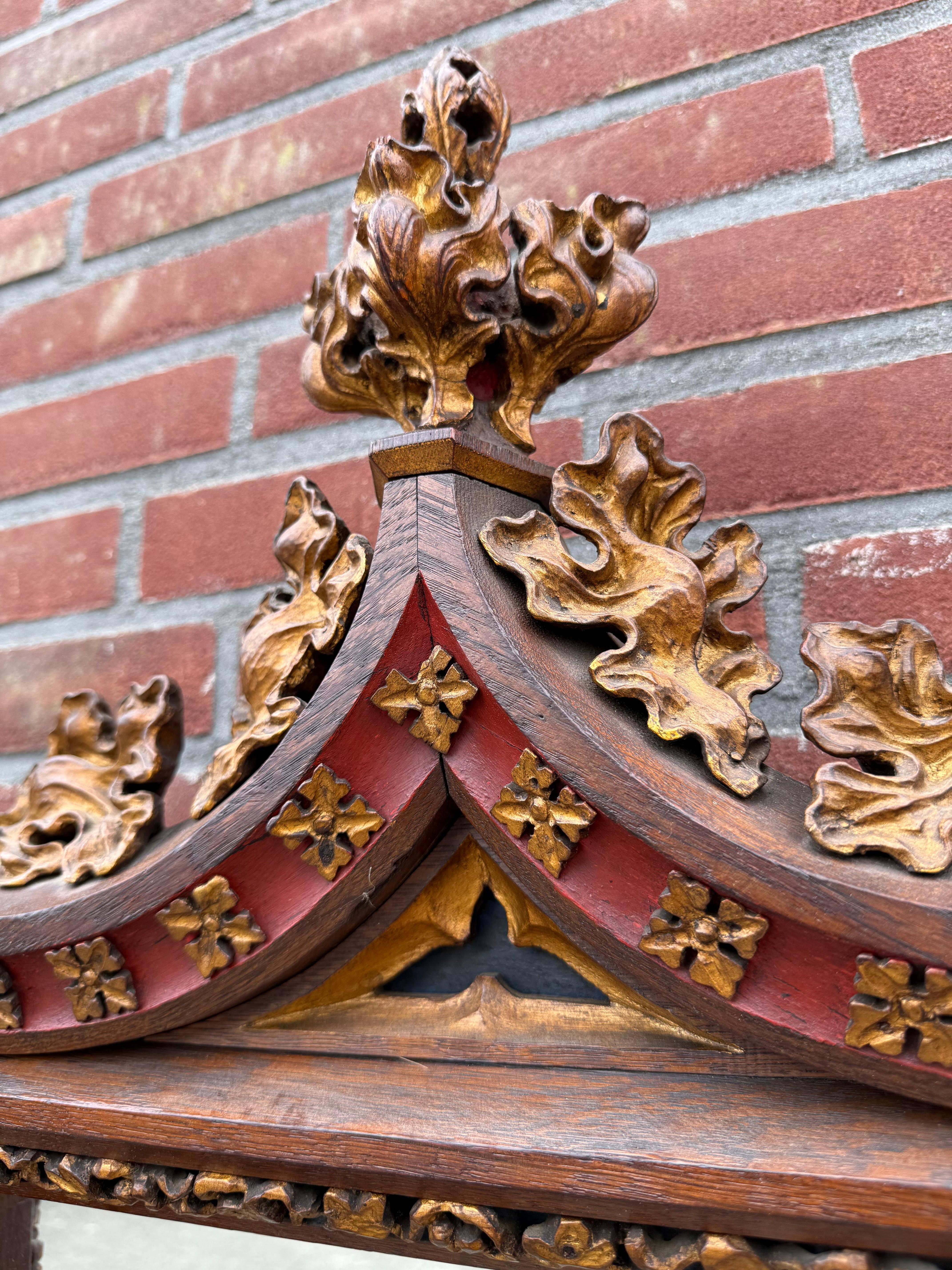 Monumental miroir néo-gothique du 19ème siècle avec de magnifiques détails sculptés à la main en vente 3