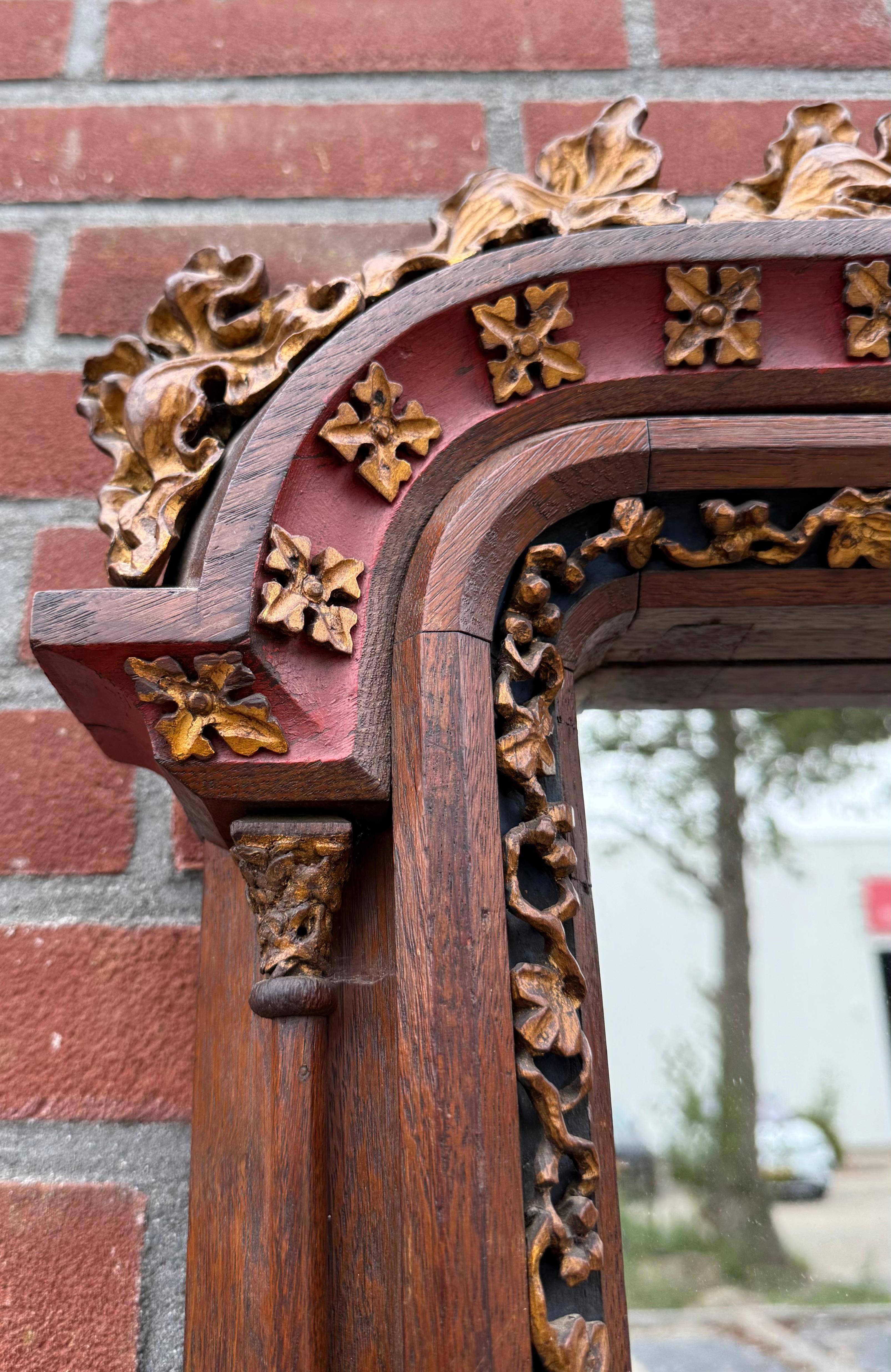 Monumental miroir néo-gothique du 19ème siècle avec de magnifiques détails sculptés à la main en vente 4