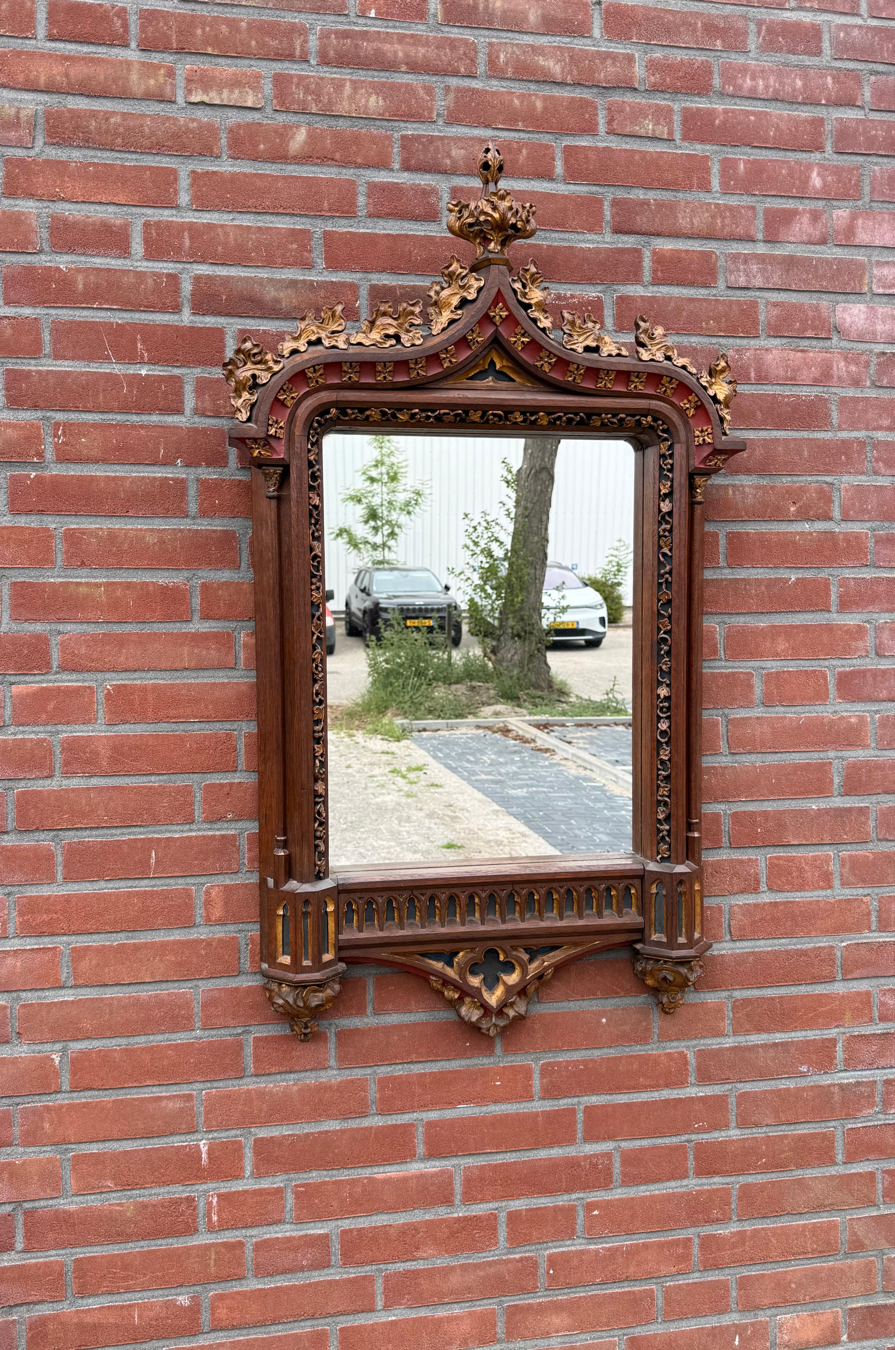 Monumental miroir néo-gothique du 19ème siècle avec de magnifiques détails sculptés à la main en vente 5
