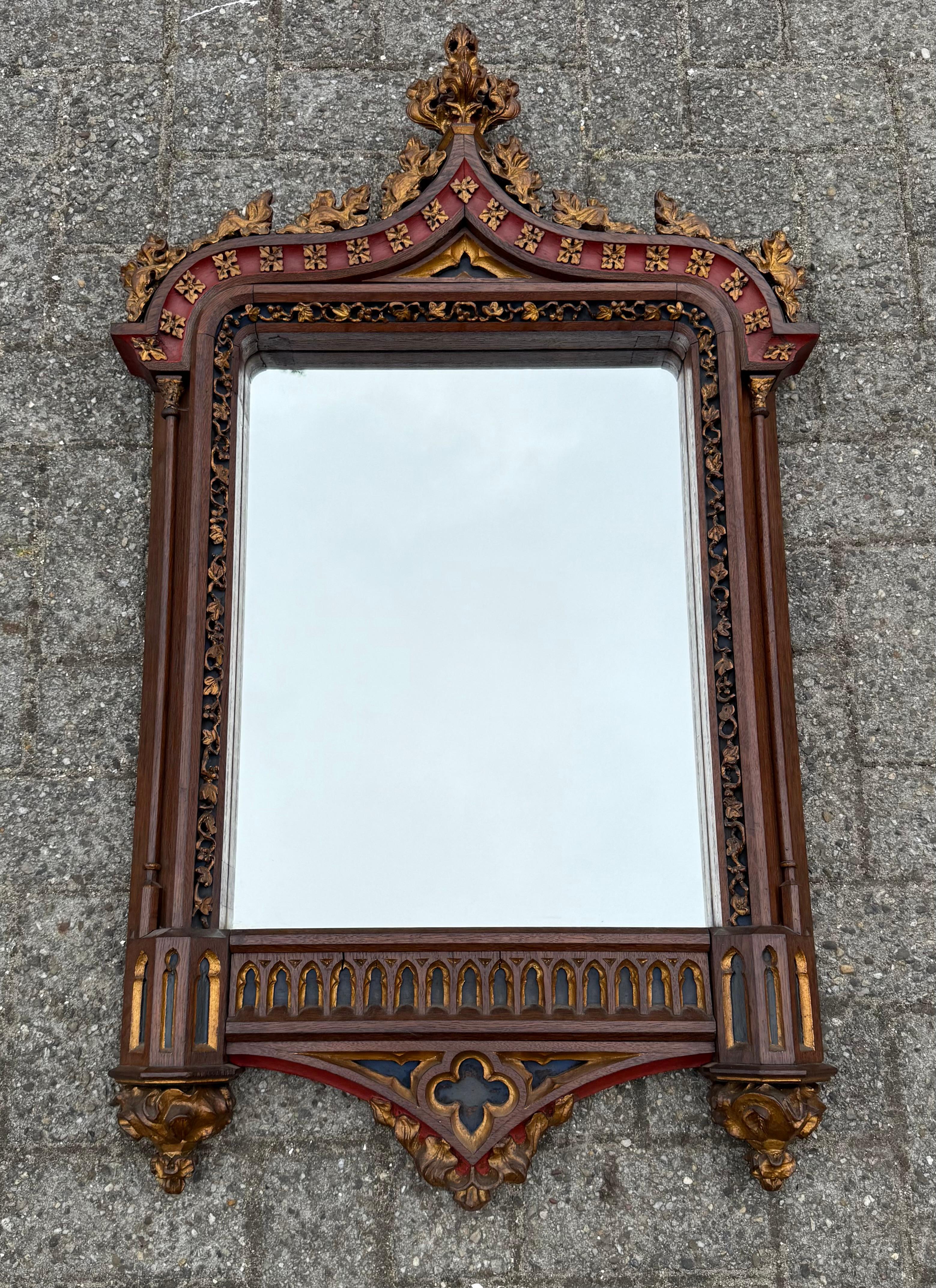 Monumental miroir néo-gothique du 19ème siècle avec de magnifiques détails sculptés à la main en vente 6