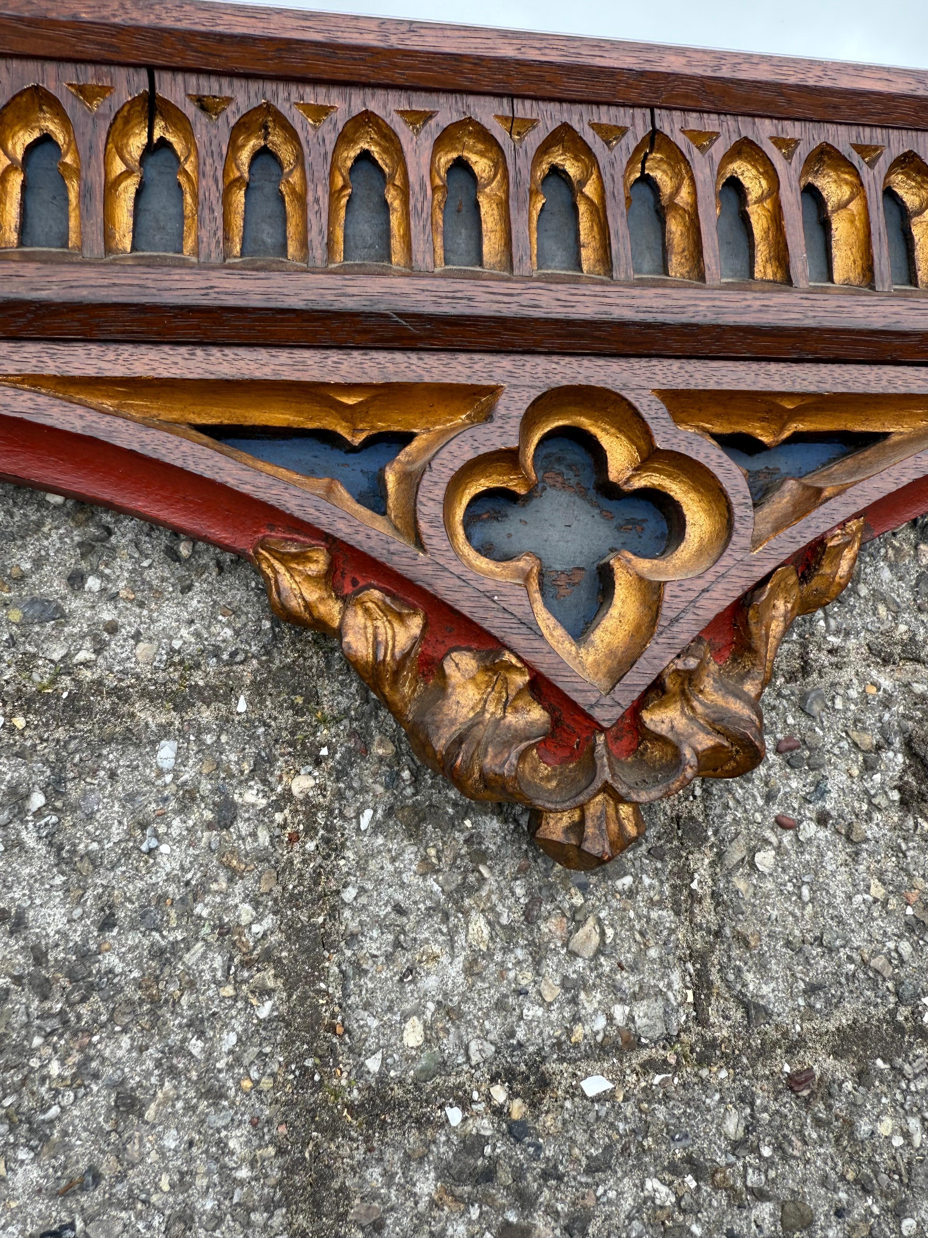 Monumental miroir néo-gothique du 19ème siècle avec de magnifiques détails sculptés à la main en vente 7